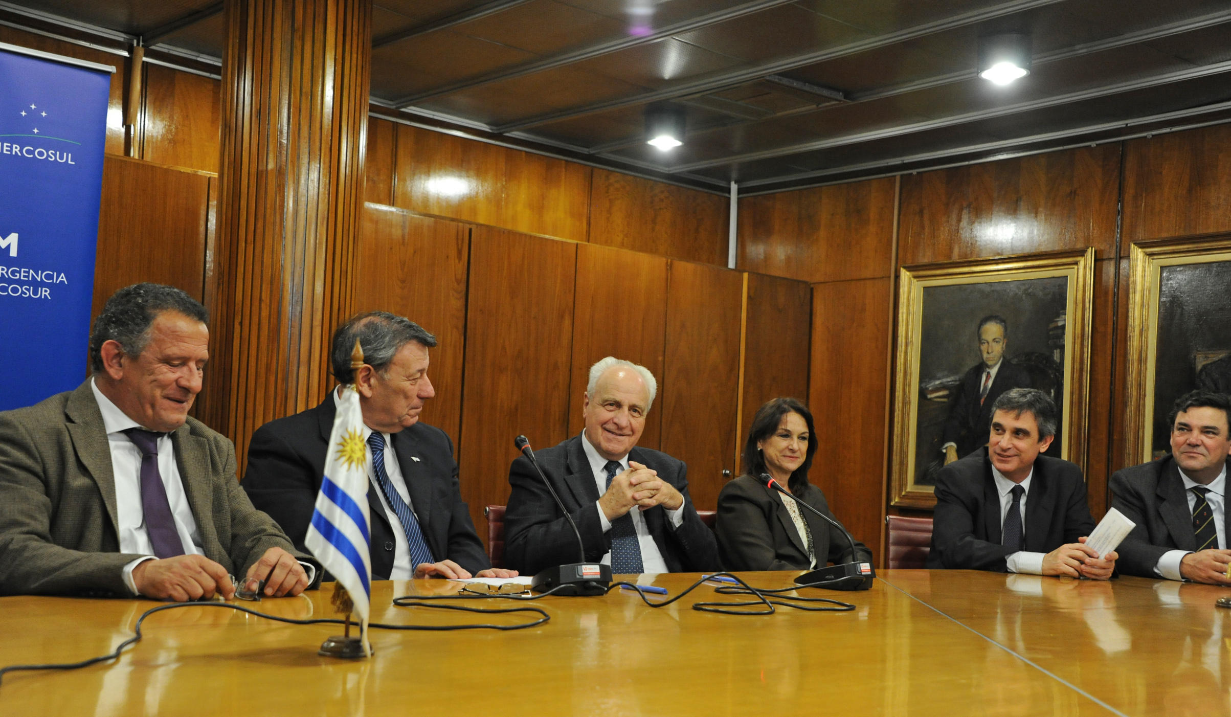 Autoridades luego de la firma del acuerdo