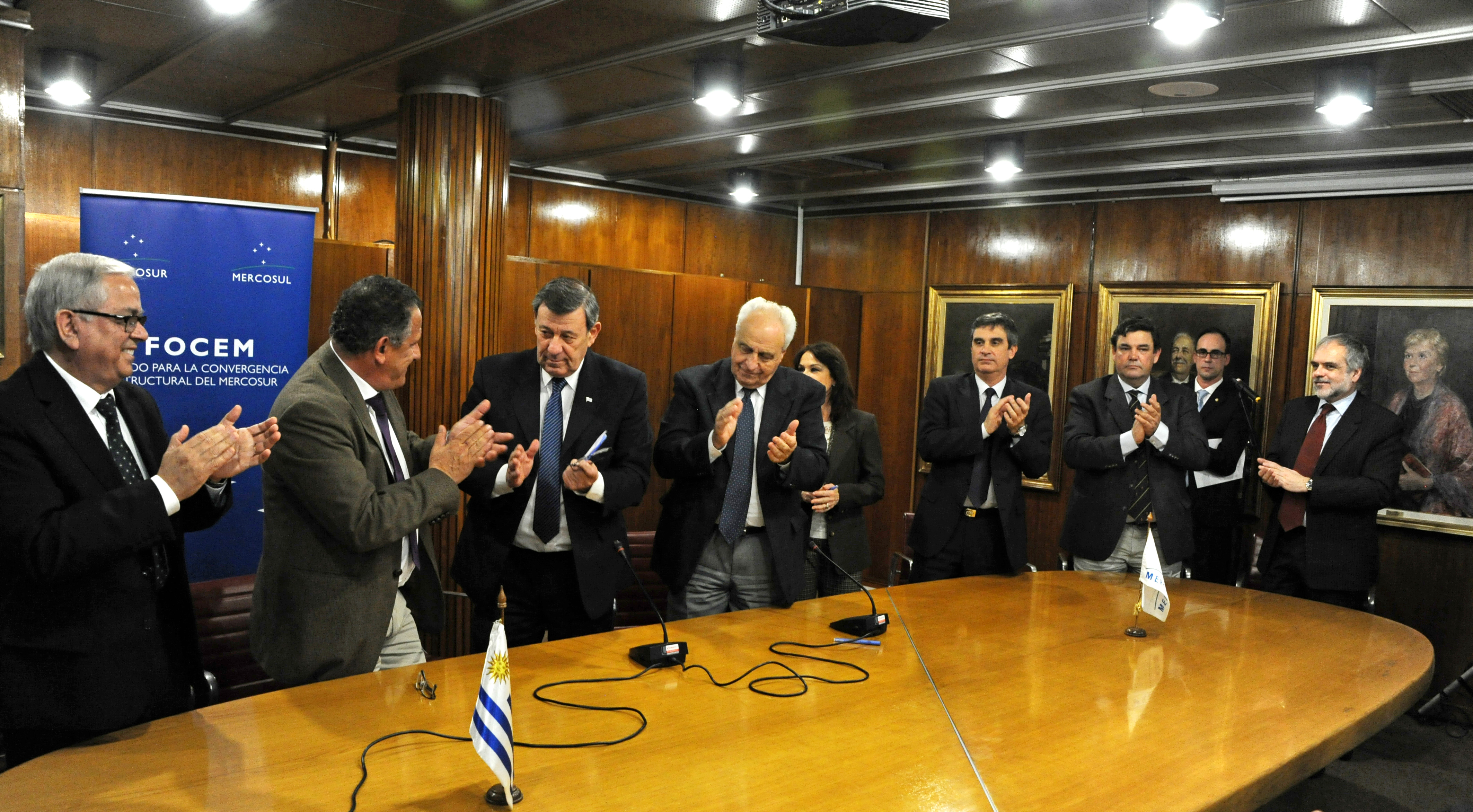Autoridades luego de la firma del acuerdo