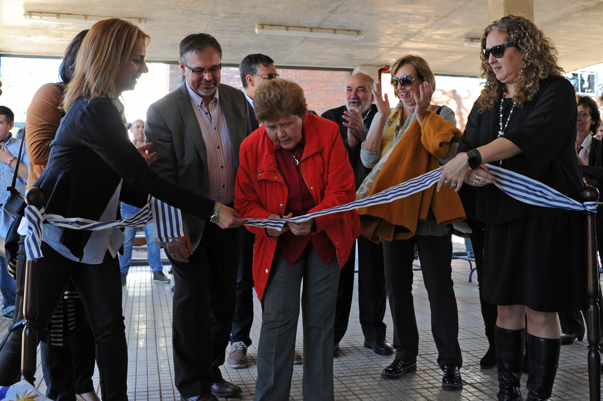 Corte de cinta de inauguaración de Residencia Estudiantil