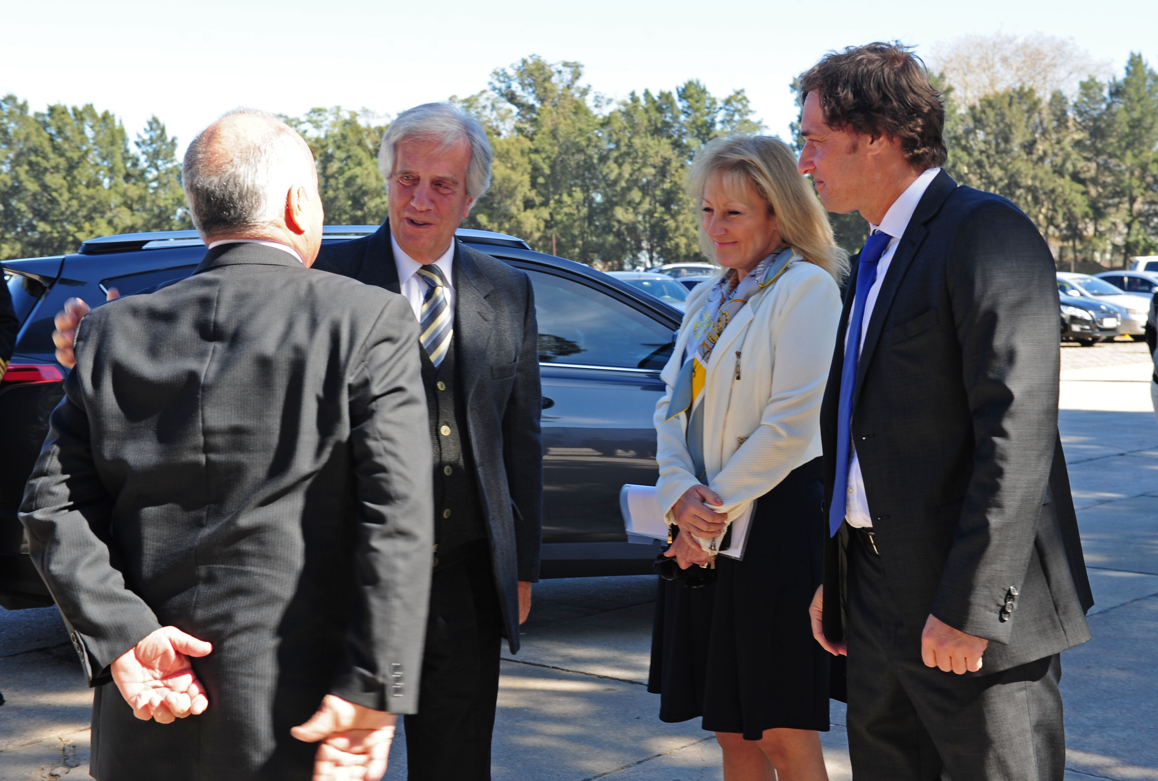 Llegada del presidente Vázquez a la instalación de la planta industrial junto a la ministra Carolina Cosse