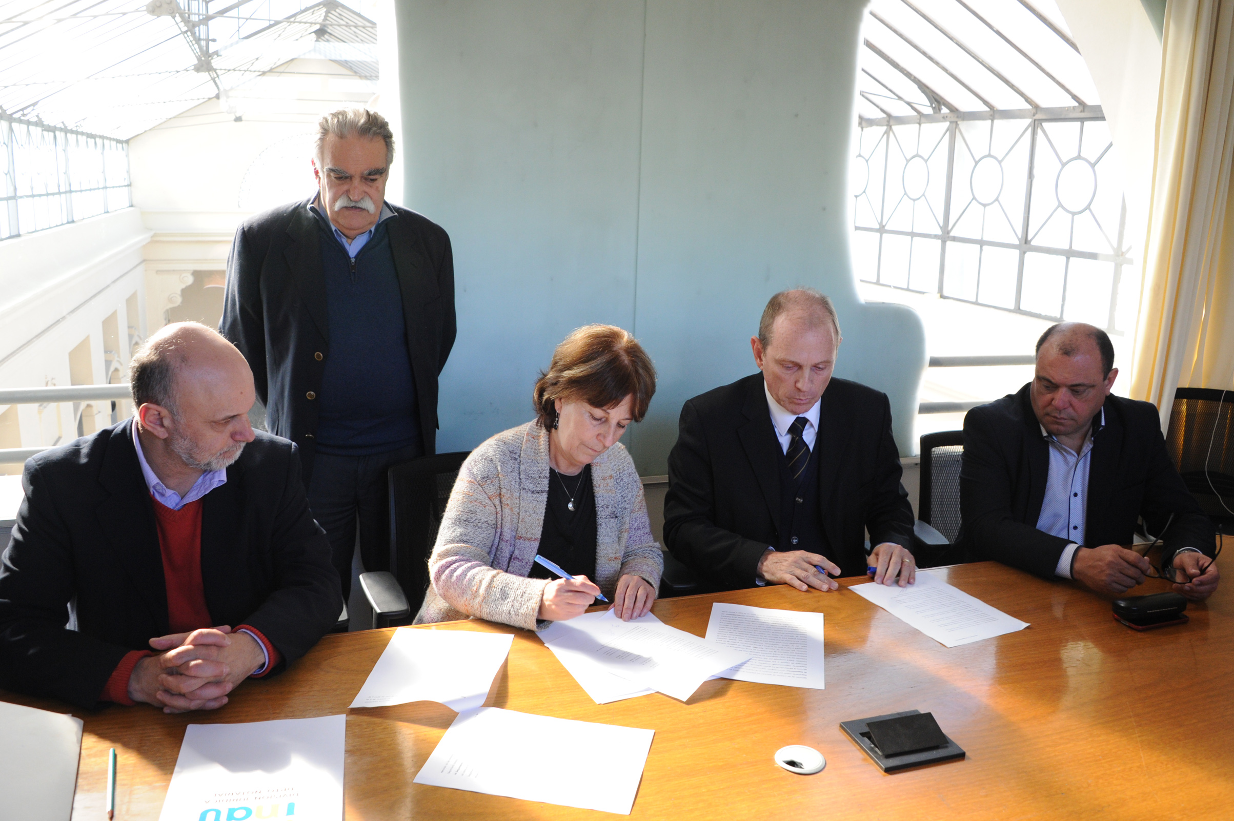 Autoridades durante la firma de convenio