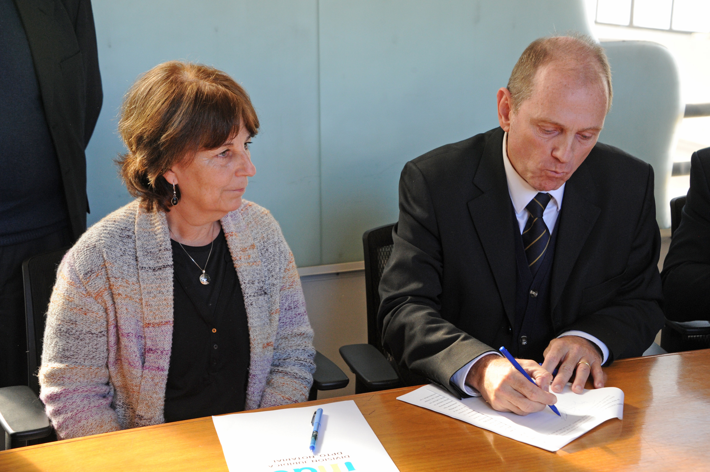 Autoridades durante la firma de convenio