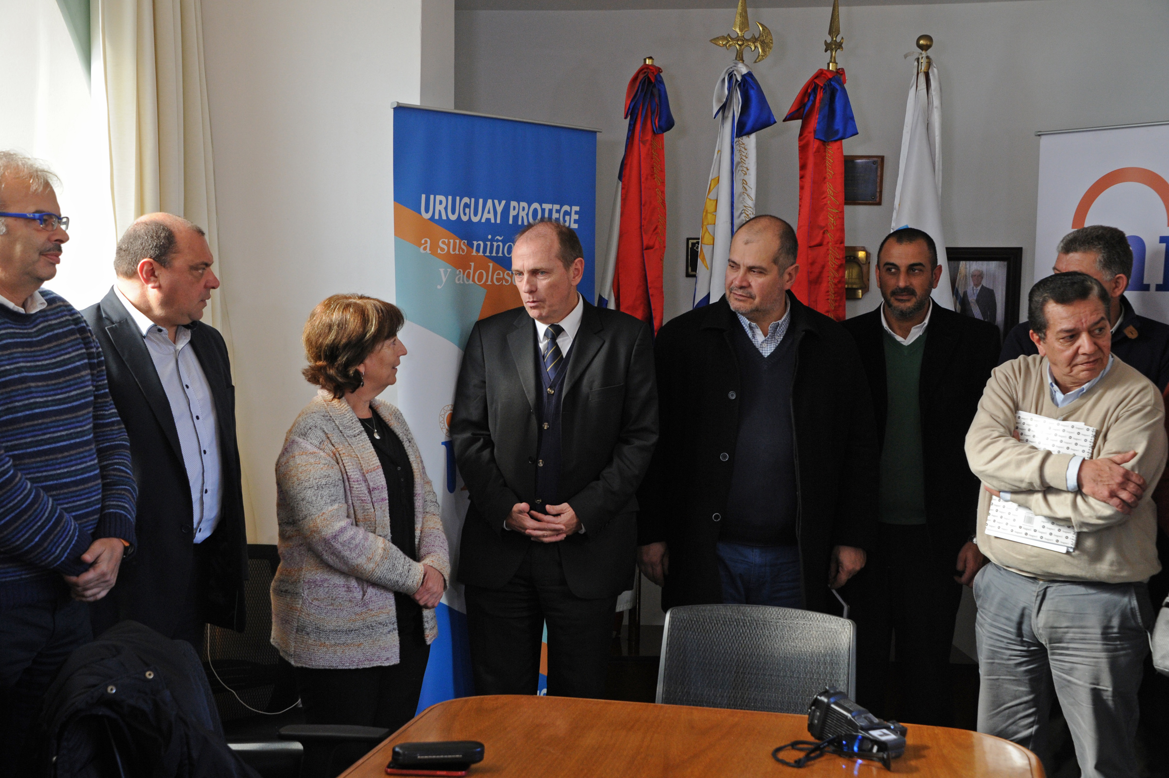 Autoridades luego de la finalización de la firma de convenio