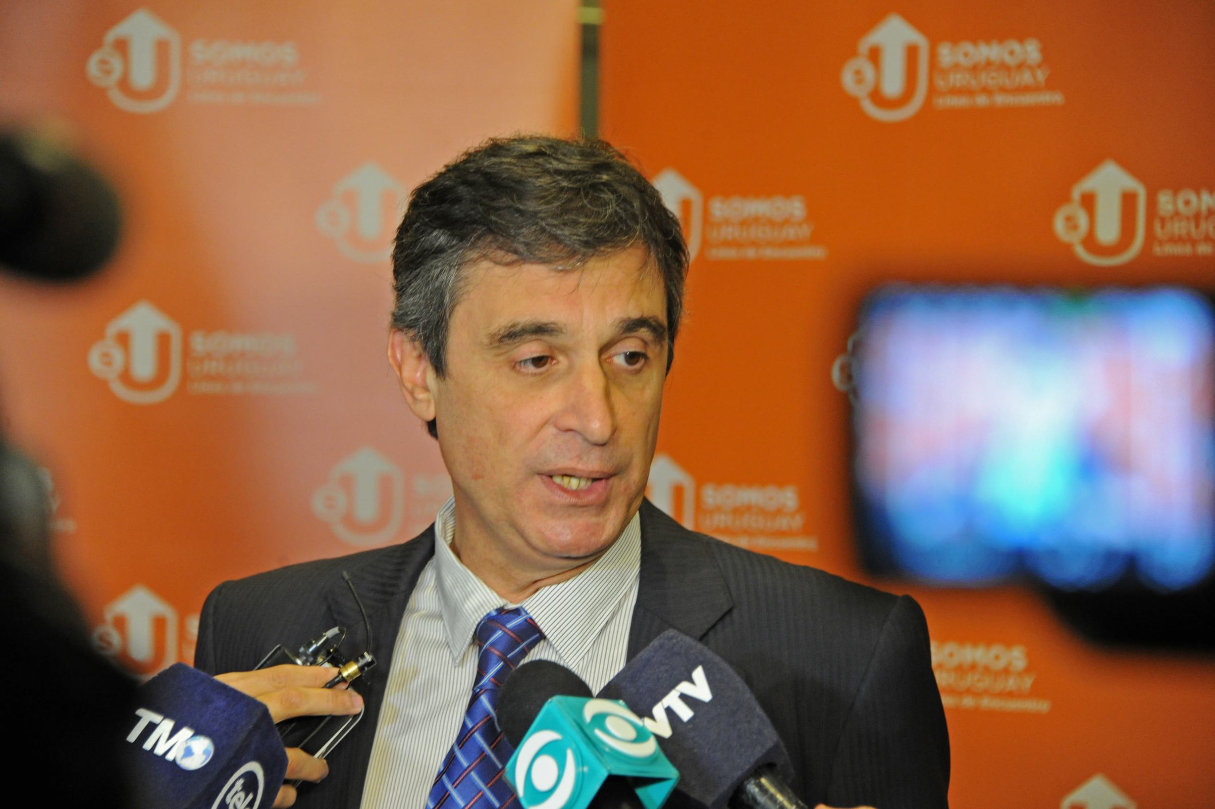 Director de la Oficina de Planeamiento y Presupuesto (OPP), Álvaro García, realizando declaraciones a la prensa