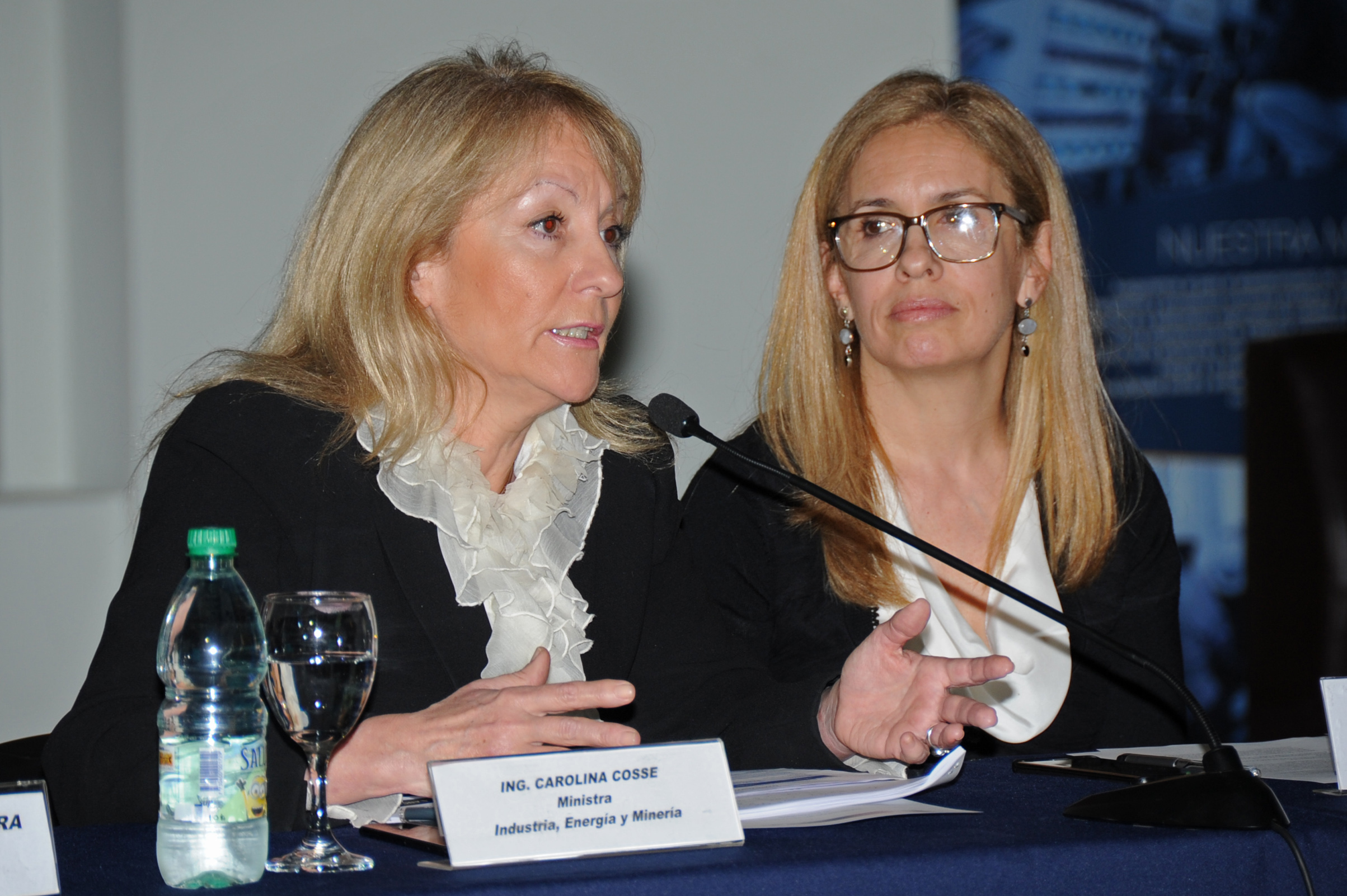 Ministra Carolina Cosse, dirigiéndose a los presentes, junto a la presidenta de Ancap, Marta Jara