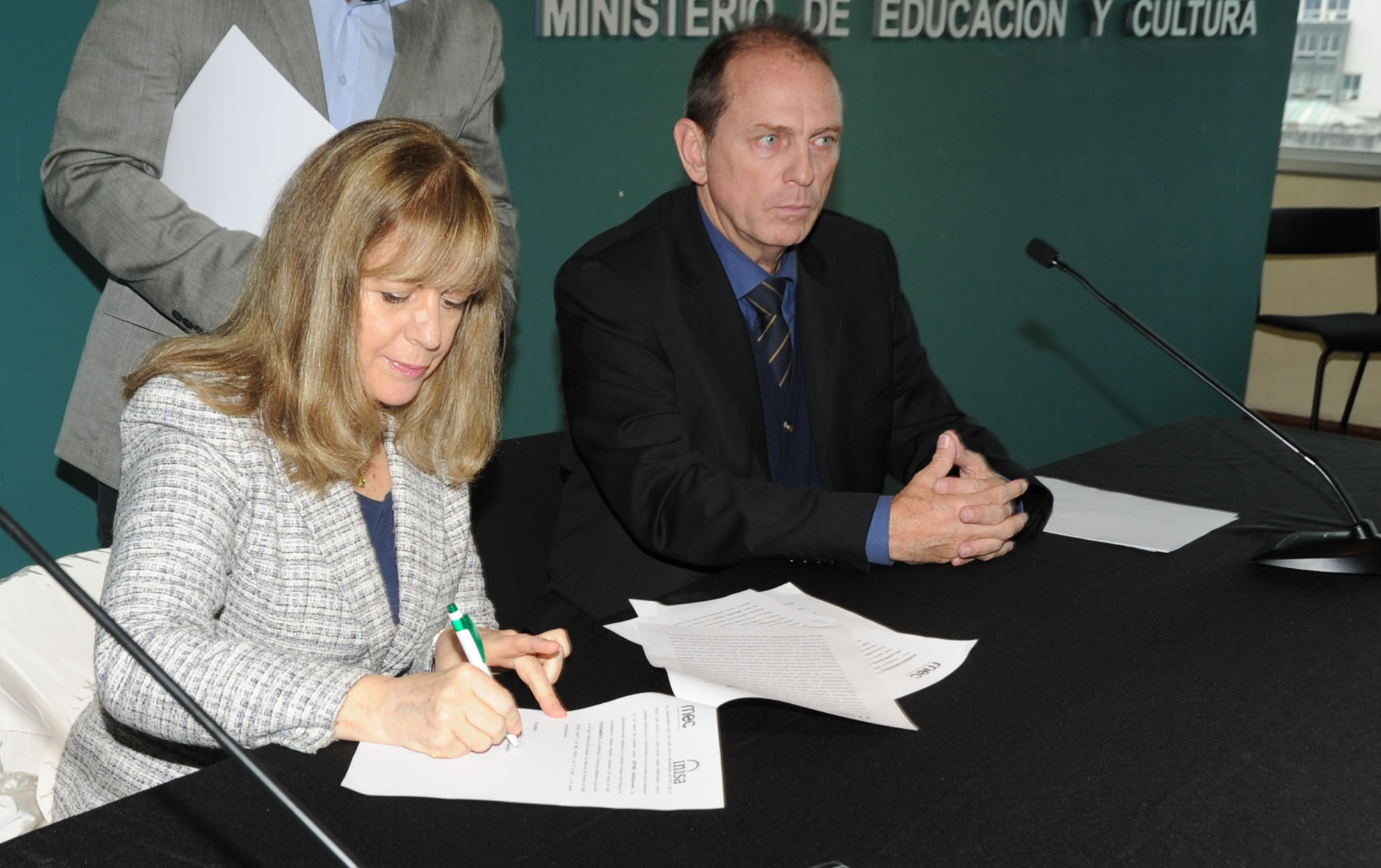 Firma de convenio entre el MEC e INISA