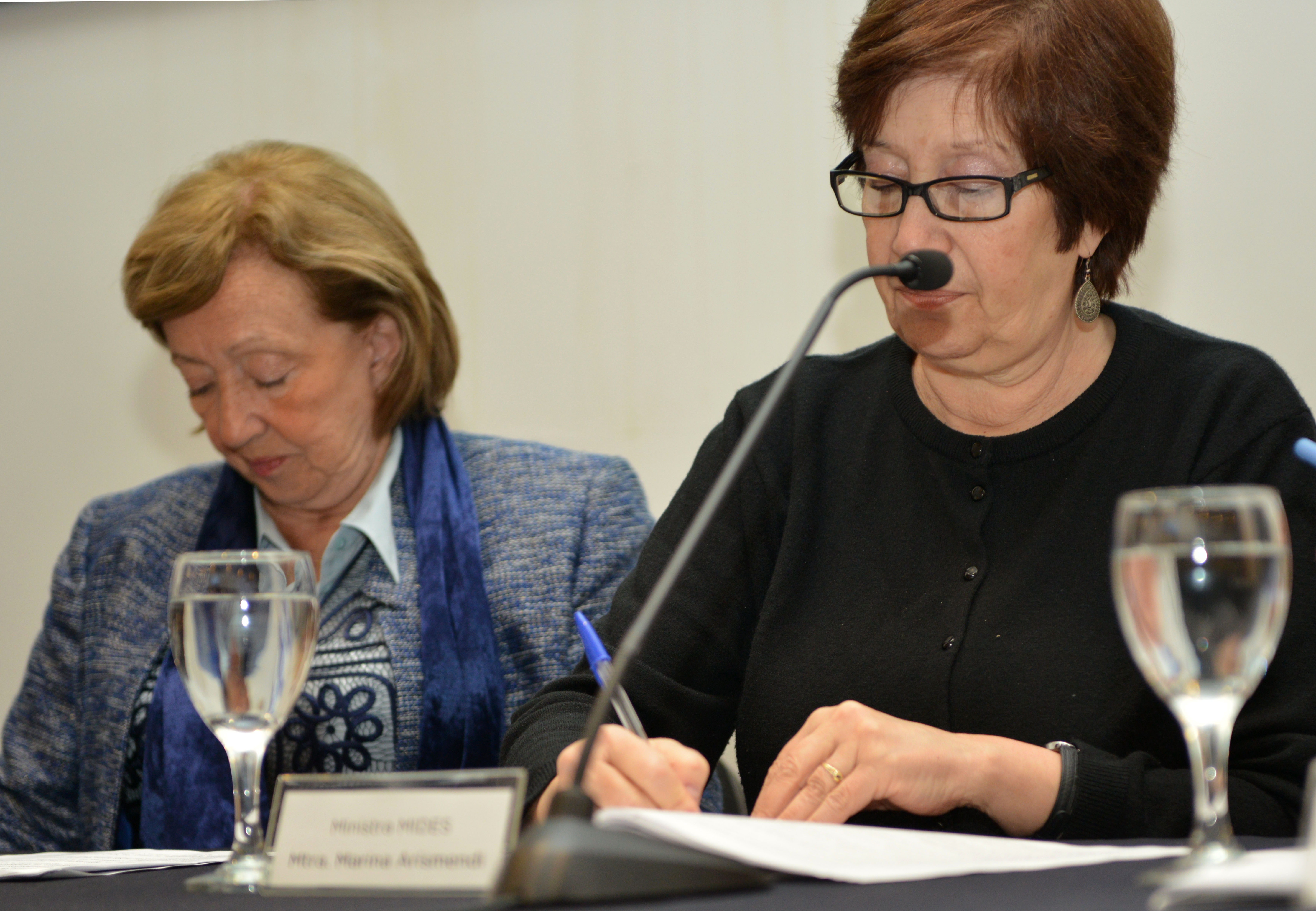 Ministras María Julia Muñoz y Marina Arismendi, durante la suscripción del convenio