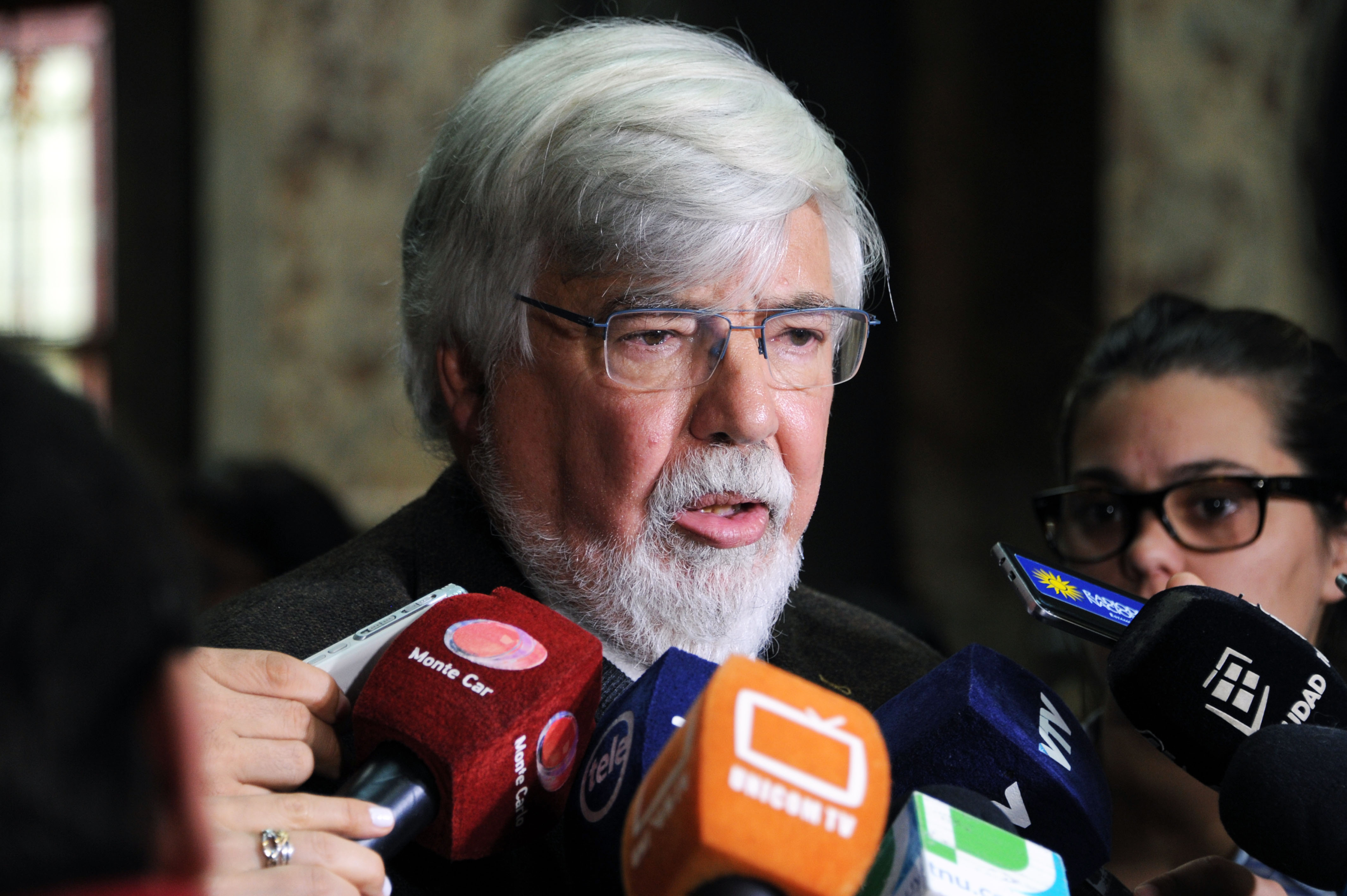 Ministro Eduardo Bonomi, haciendo declaraciones a la prensa