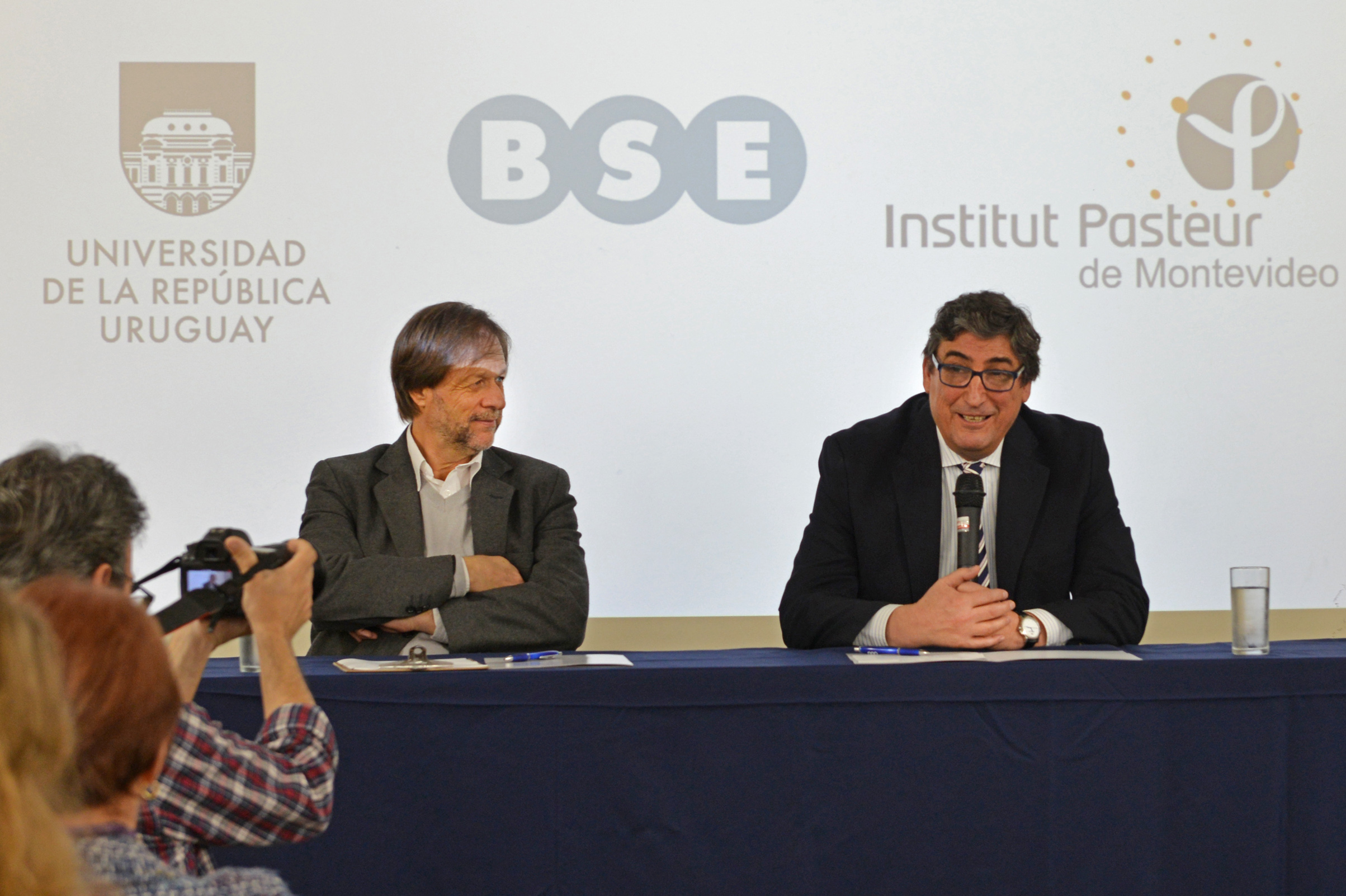 Luis Barbeito, director del Instituto Pasteur, y Mario Castro, titular del Banco de Seguros del Estado