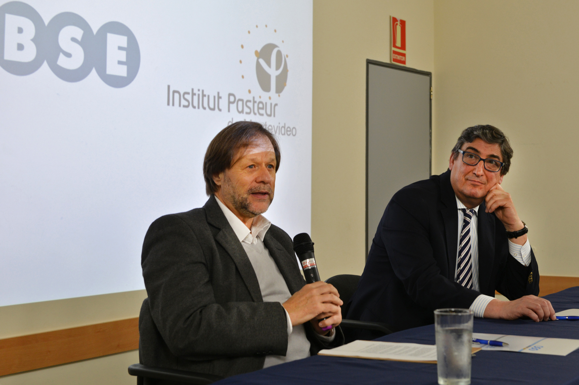 Luis Barbeito, director del Instituto Pasteur, y Mario Castro, titular del Banco de Seguros del Estado