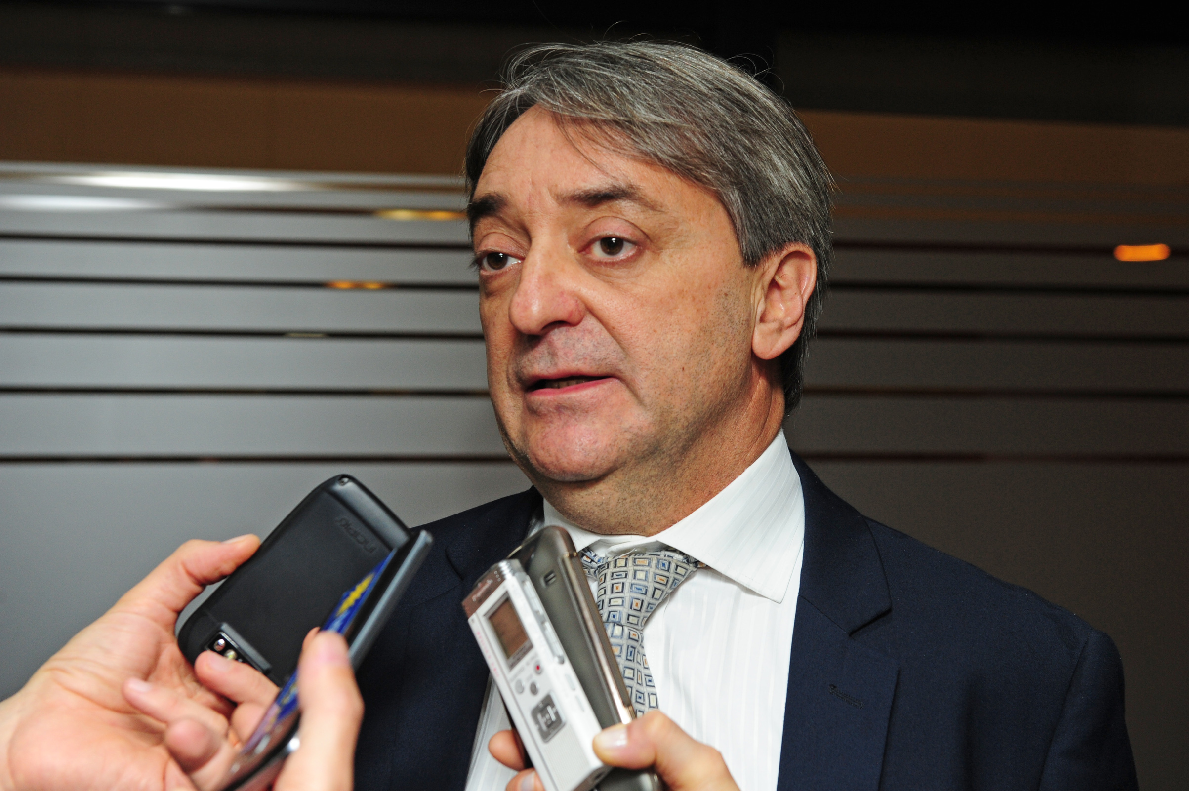 Secretario nacional del Deporte, Fernando Cáceres, realizando declaraciones a la prensa
