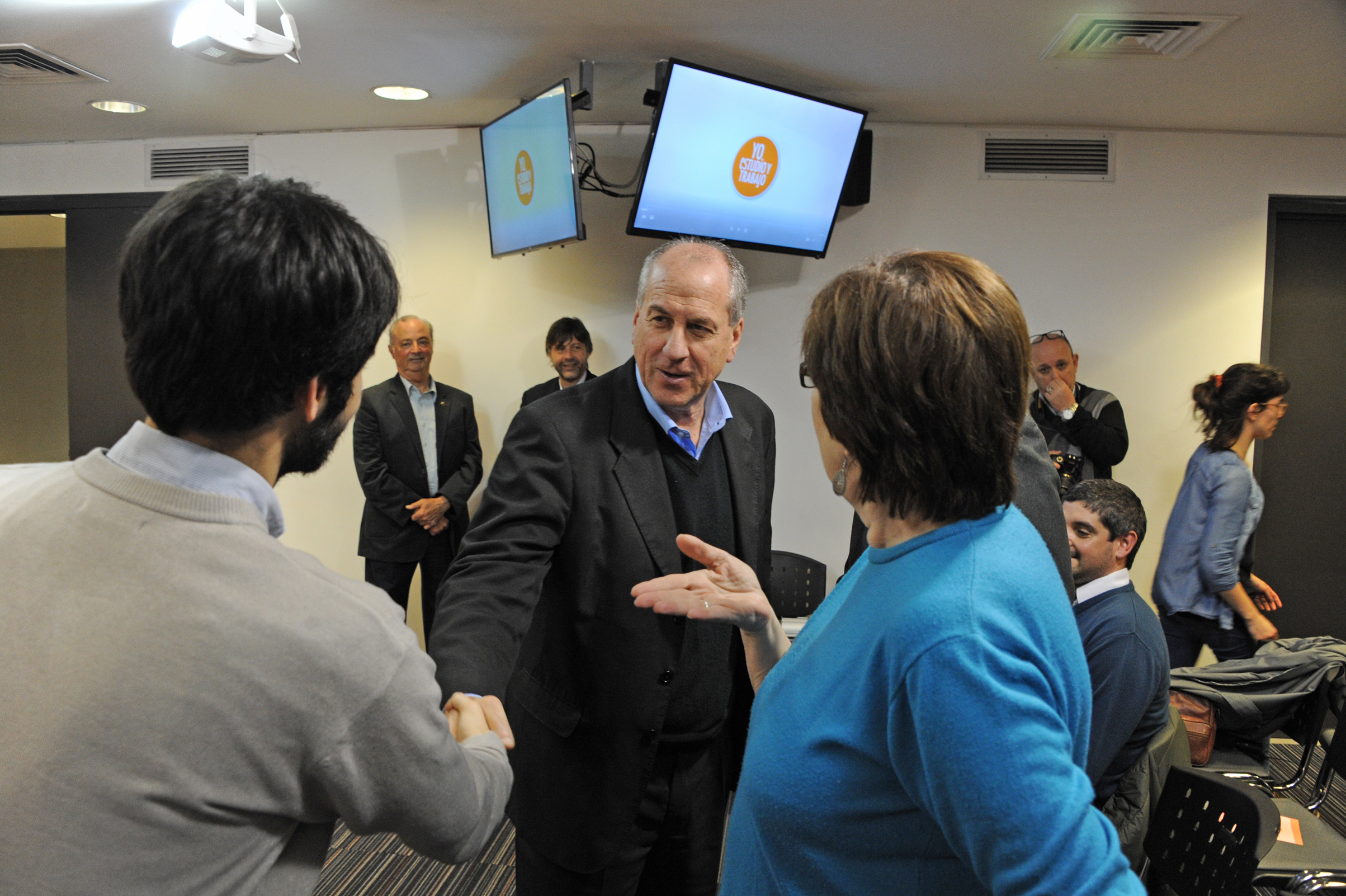 Ministro Ernesto Murro saluda previo al inicio de la actividad