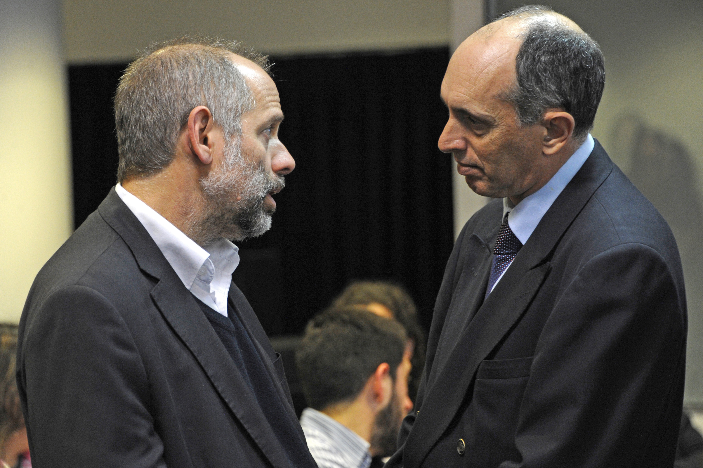 Presidentes de UTE, Gonzalo Casaravilla, y de OSE, Milton Machado, intercambiando palabras una vez finalizada la actividad