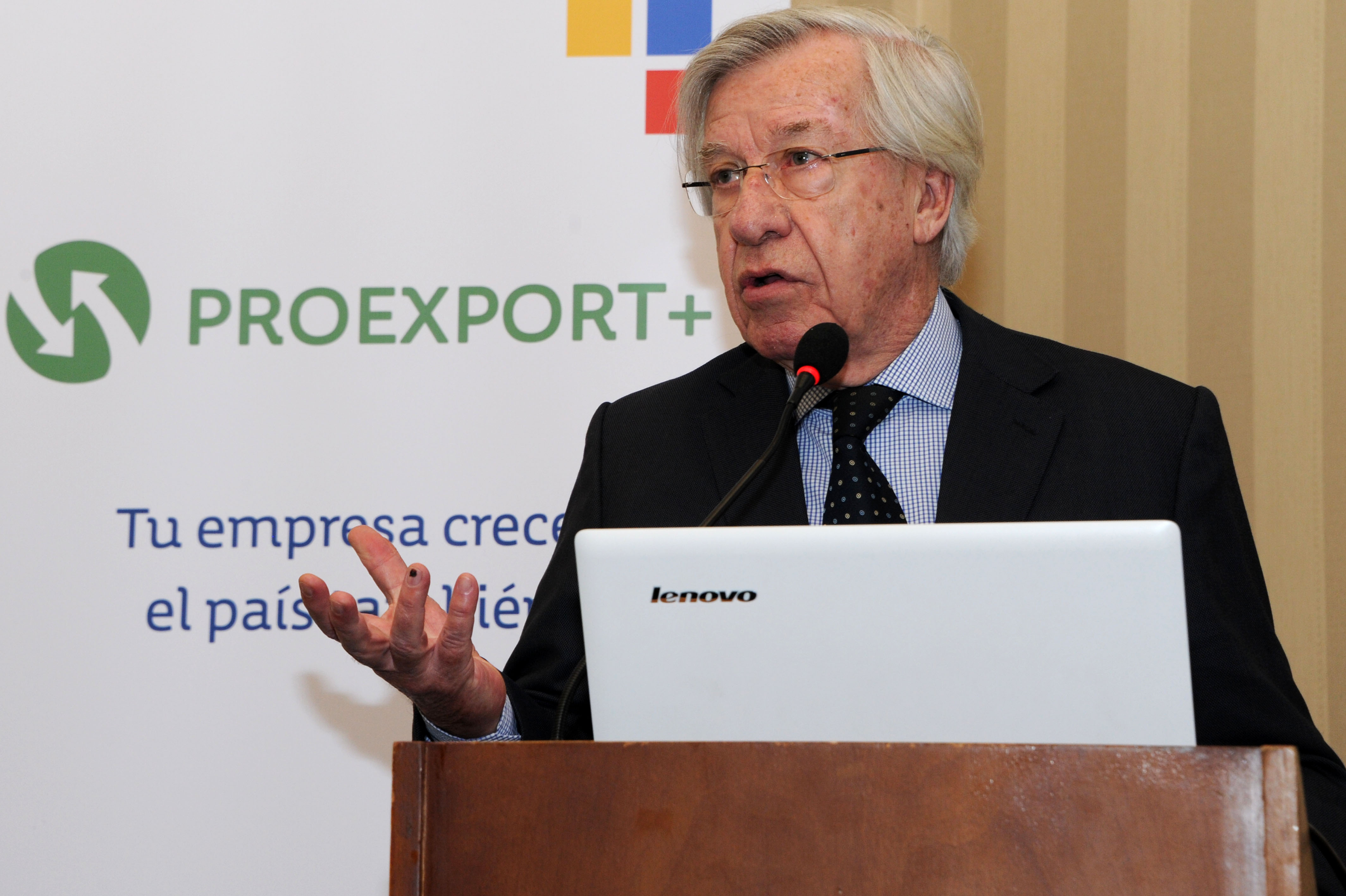 Ministro de Economía y Finanzas, Danilo Astori, dirigiéndose a los presentes
