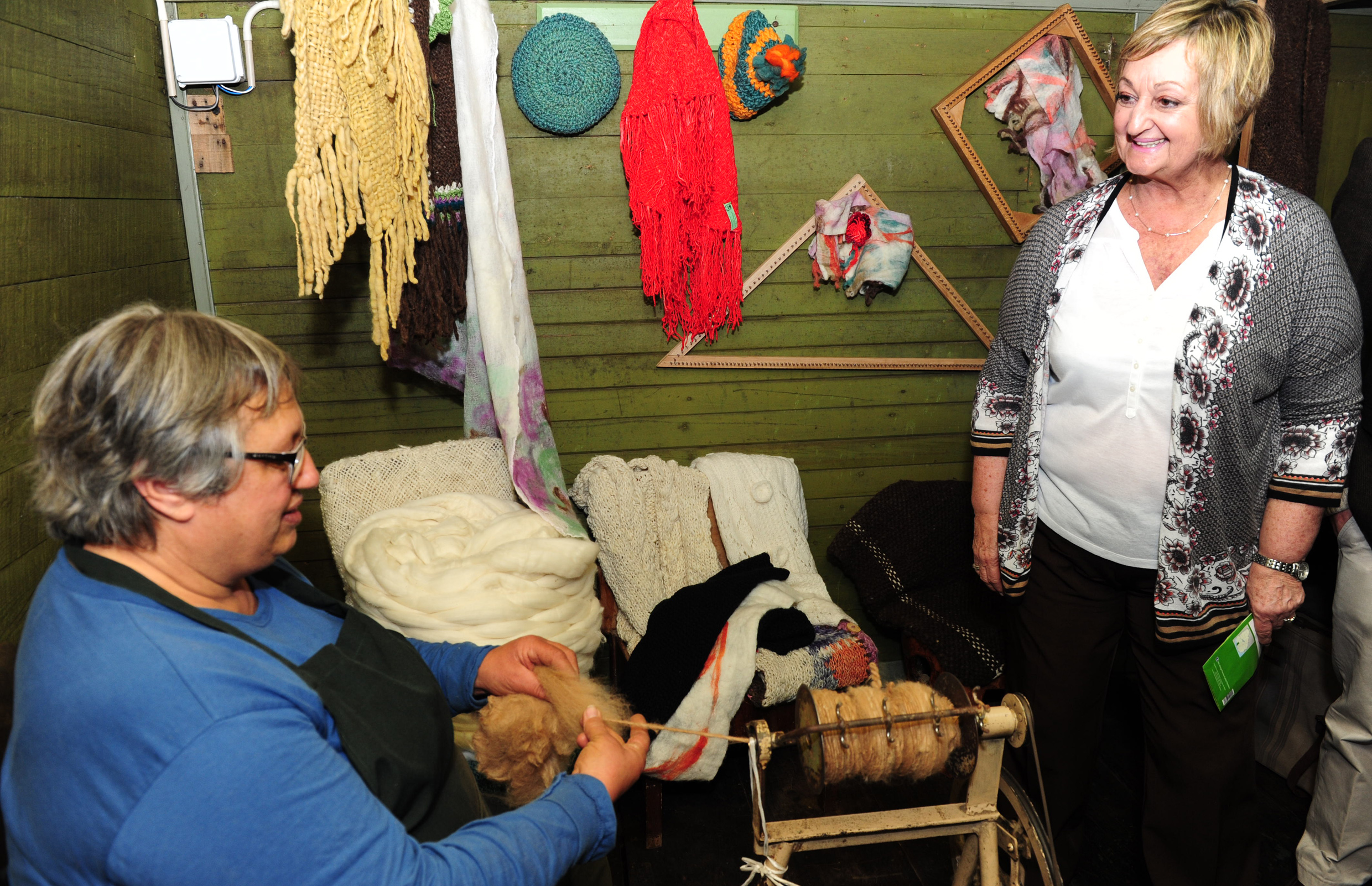 Ministra de Turismo, Liliam Kechichian, visitando a emprendedores locales