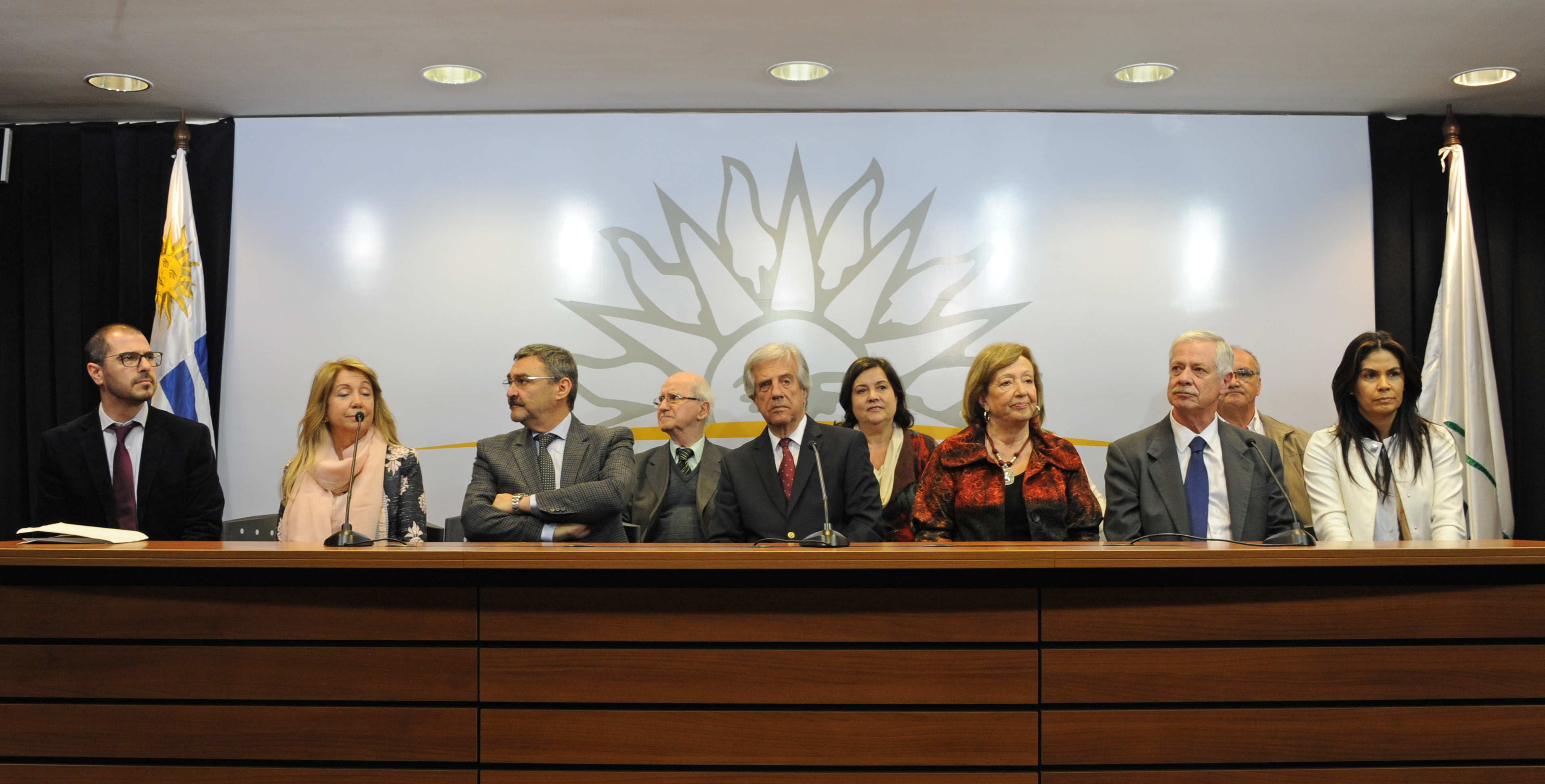 Tabaré Vázquez, junto a la comisión para la regulación y prevención del consumo problemático de bebidas alcohólicas