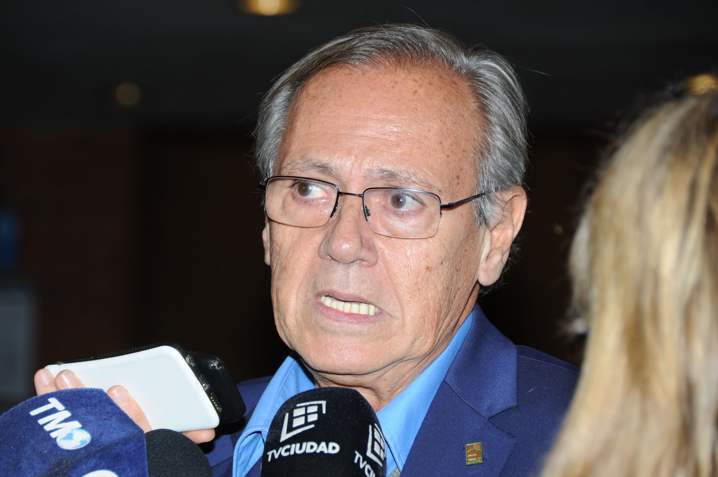 Subsecretario de Medio Ambiente, Jorge Rucks, realizando declaraciones a la prensa