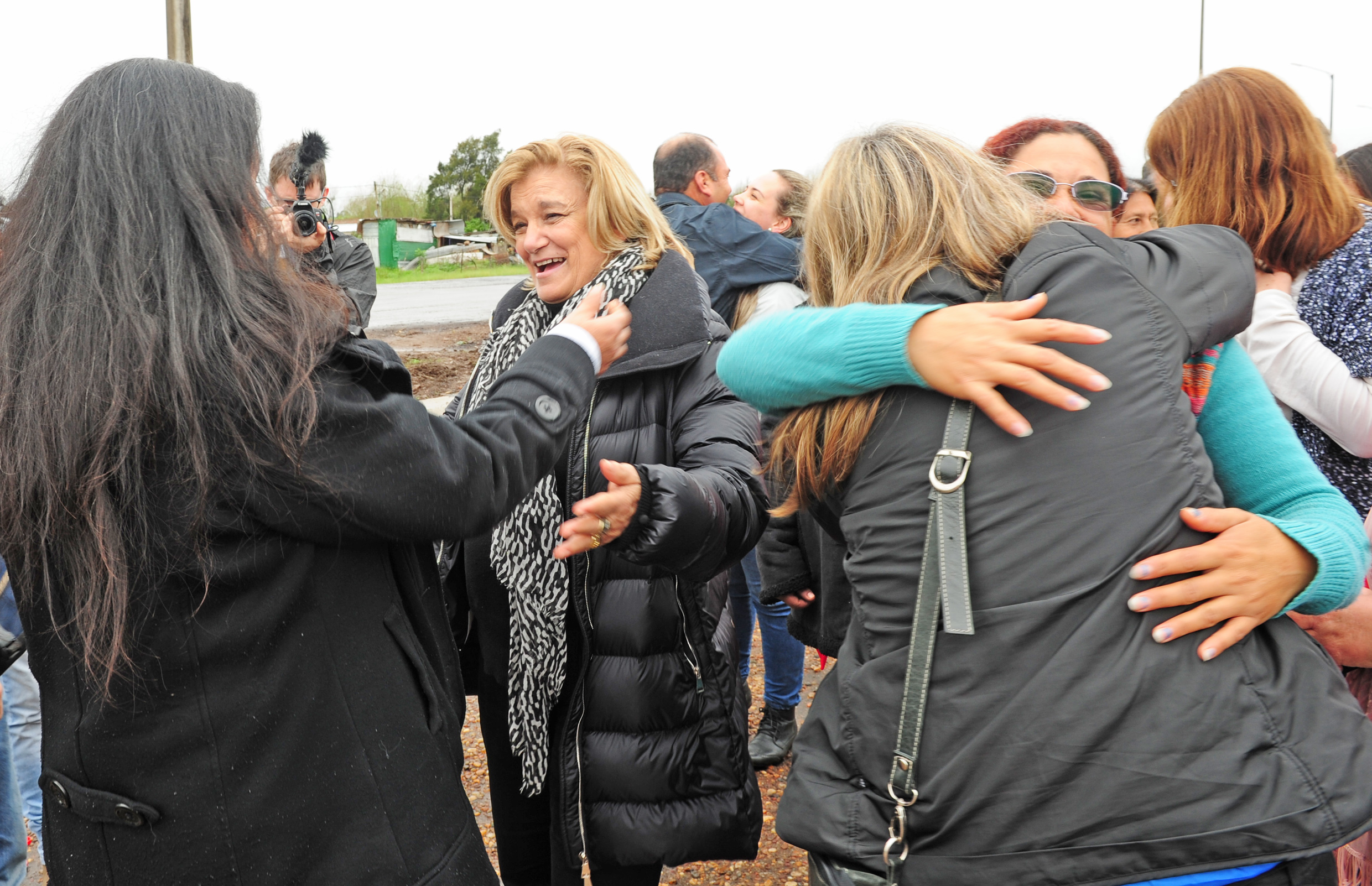 Ministra Eneida de León saluda a vecinos del exasentamiento Las Láminas
