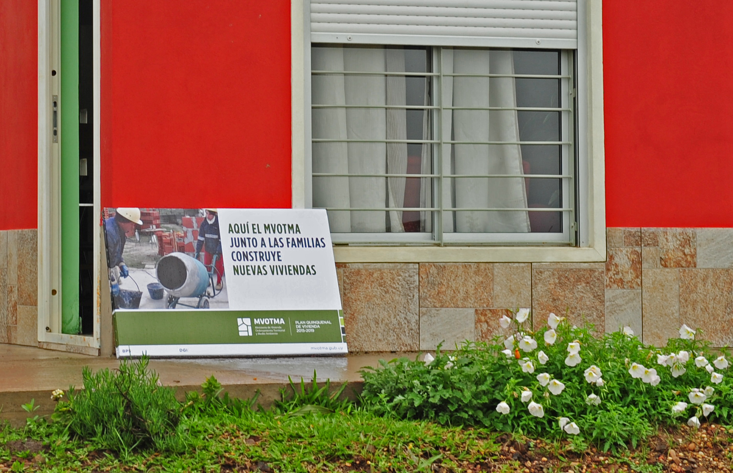 Nueva casa construida por el Ministerio de Vivienda y las familias