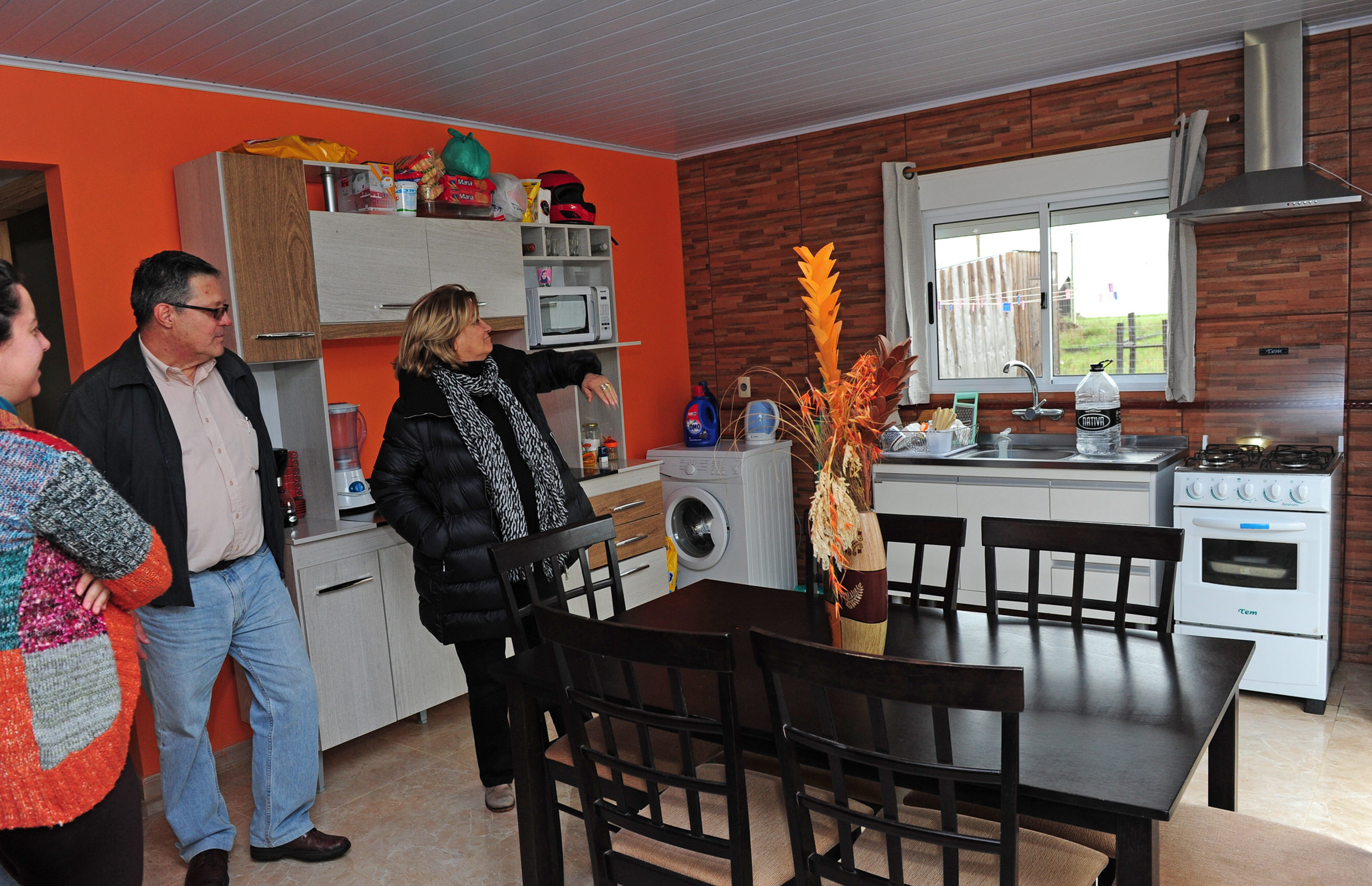 Ministra Eneida de León, visitando una de las casas