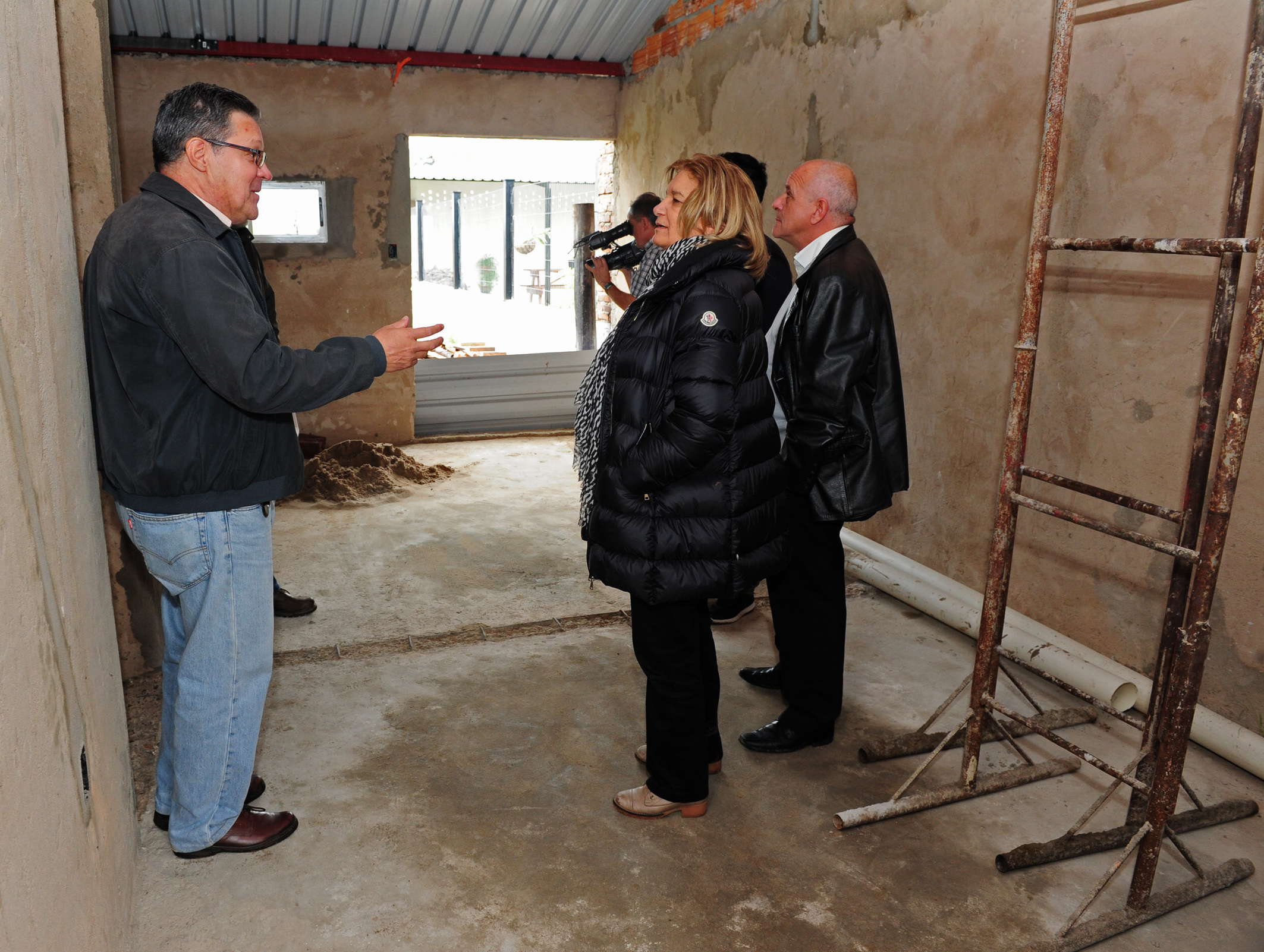 Ministra Eneida de León, visitando una de las casas
