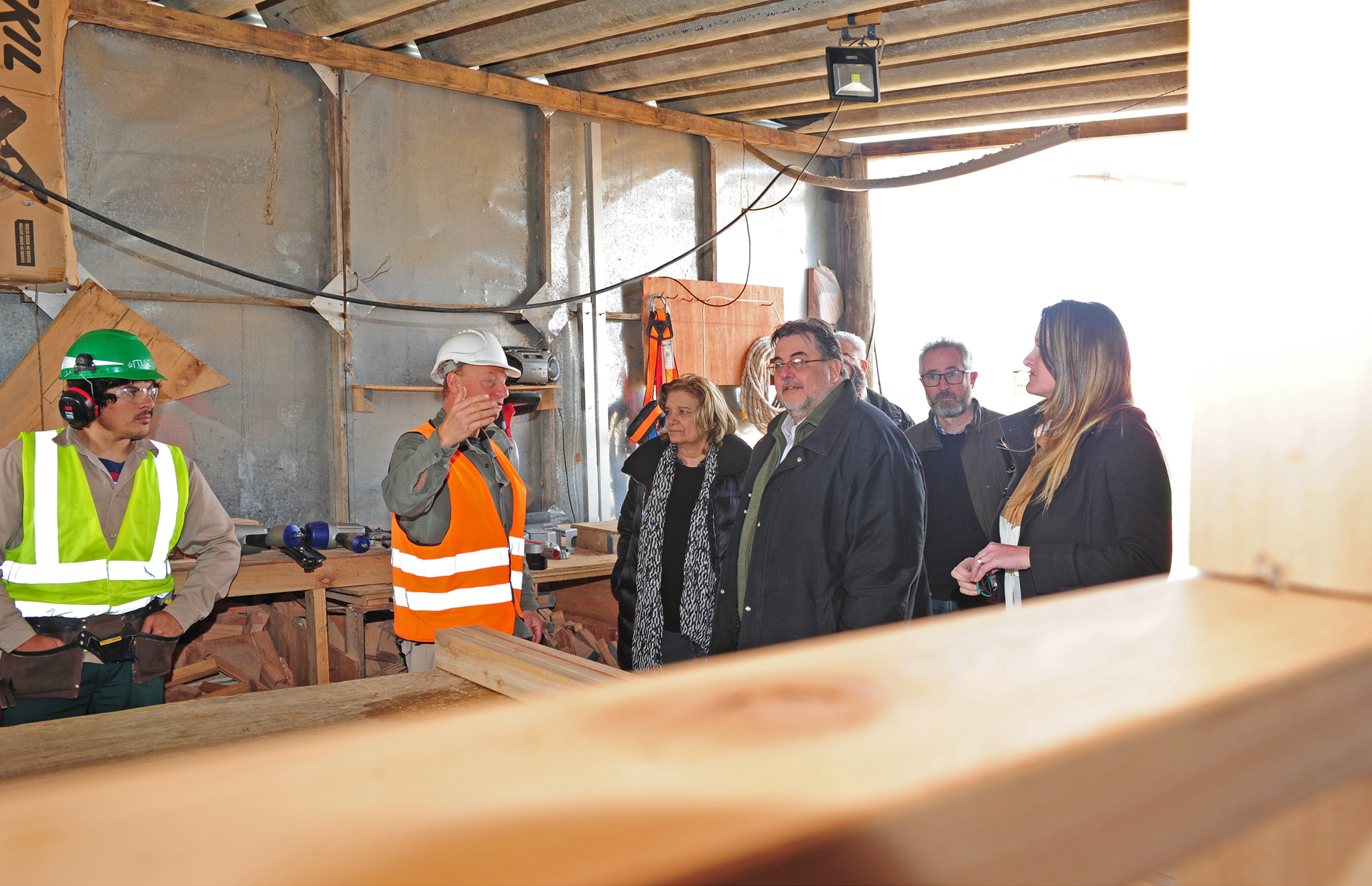 Autoridades del MVOTMA visitaron en Tacuarembó construcción de viviendas en madera