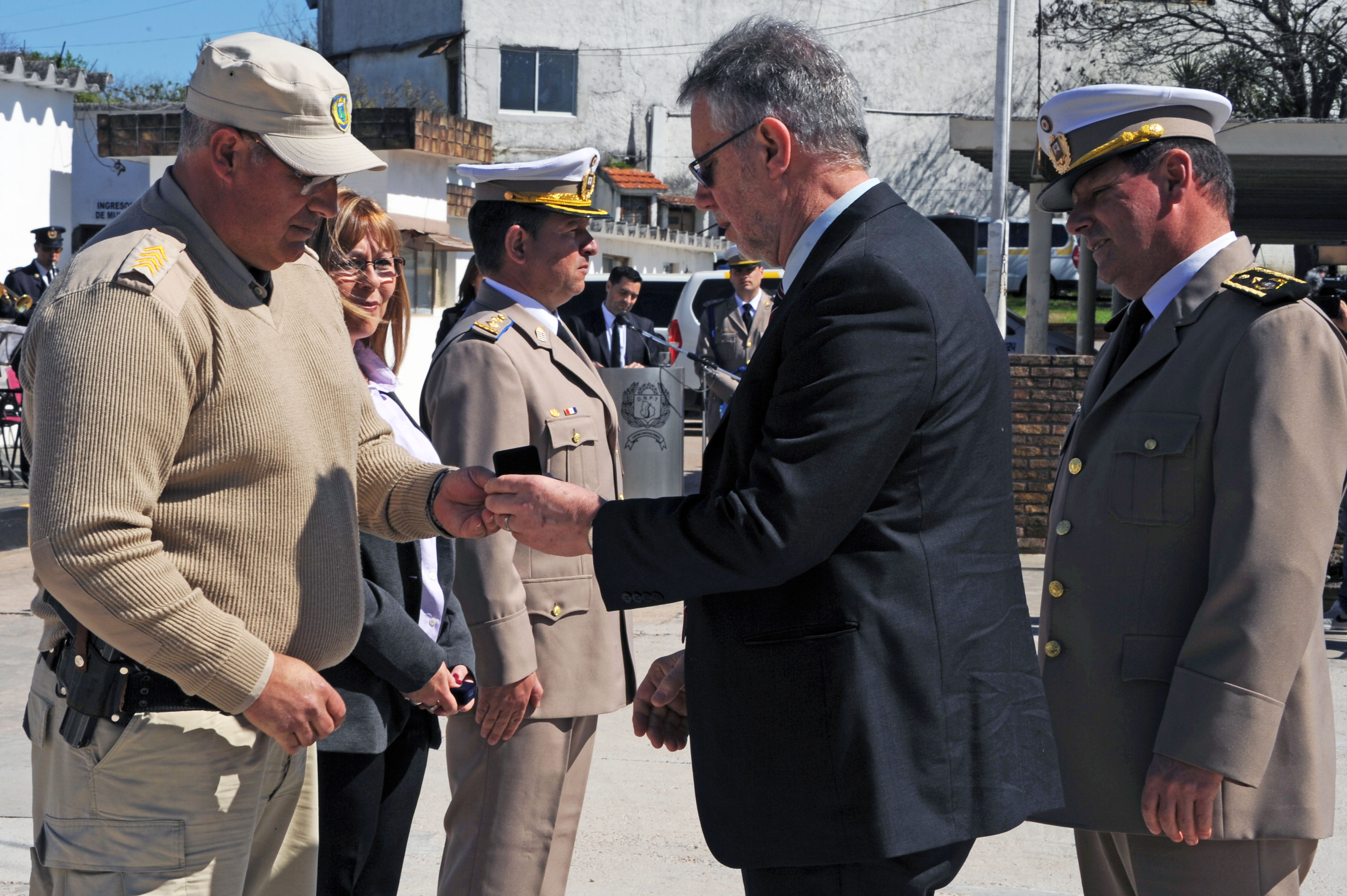 Ministro Eduardo Bonomi hace entrega de medalla a funcionarios