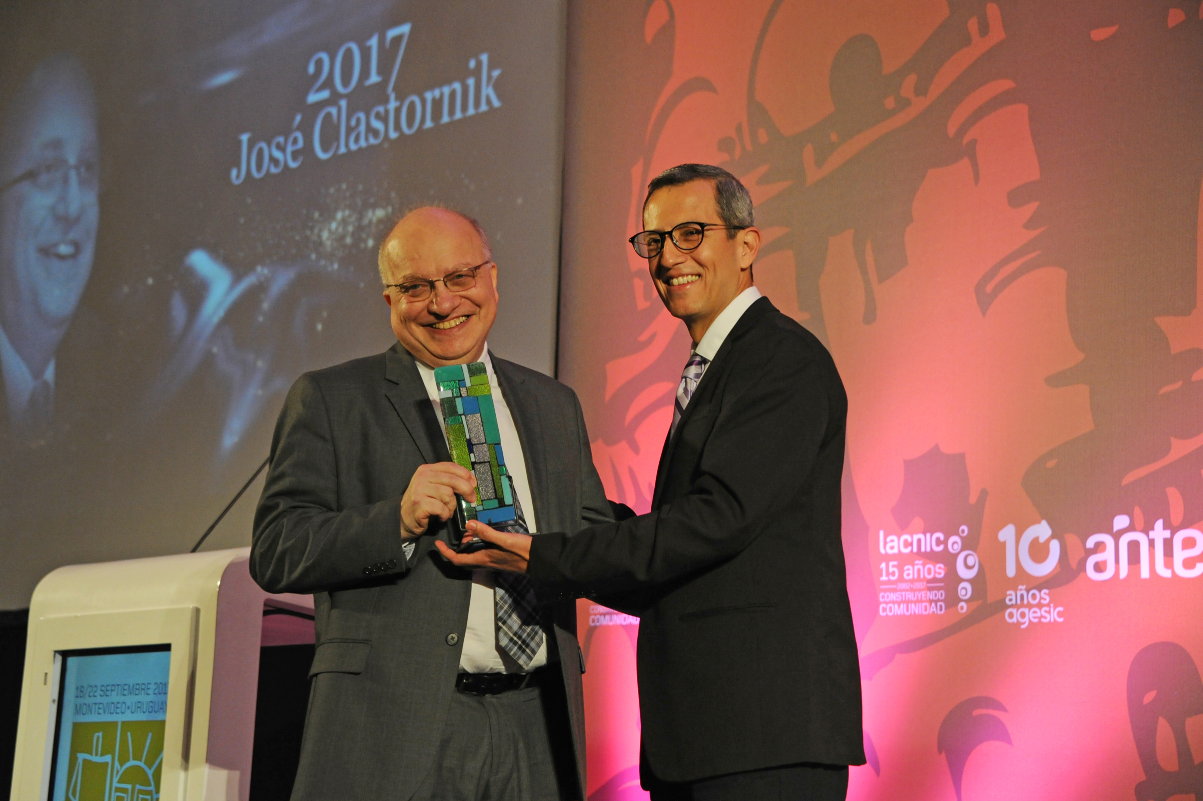 Oscar Robles director ejecutivo de LACNIC, entrega reconocimiento a José Clastornik, director de AGESIC