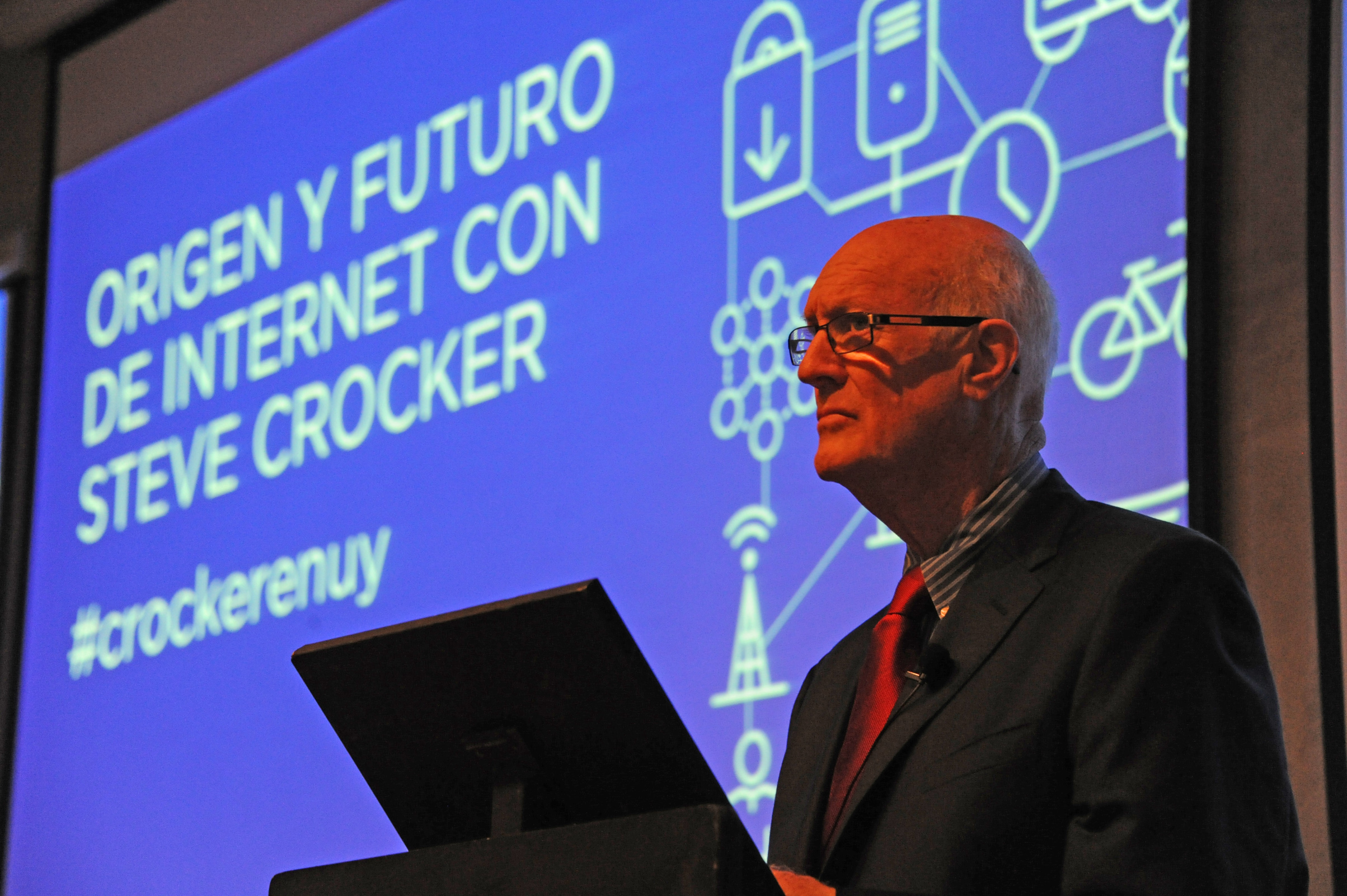 Steve Crocker durante su exposición