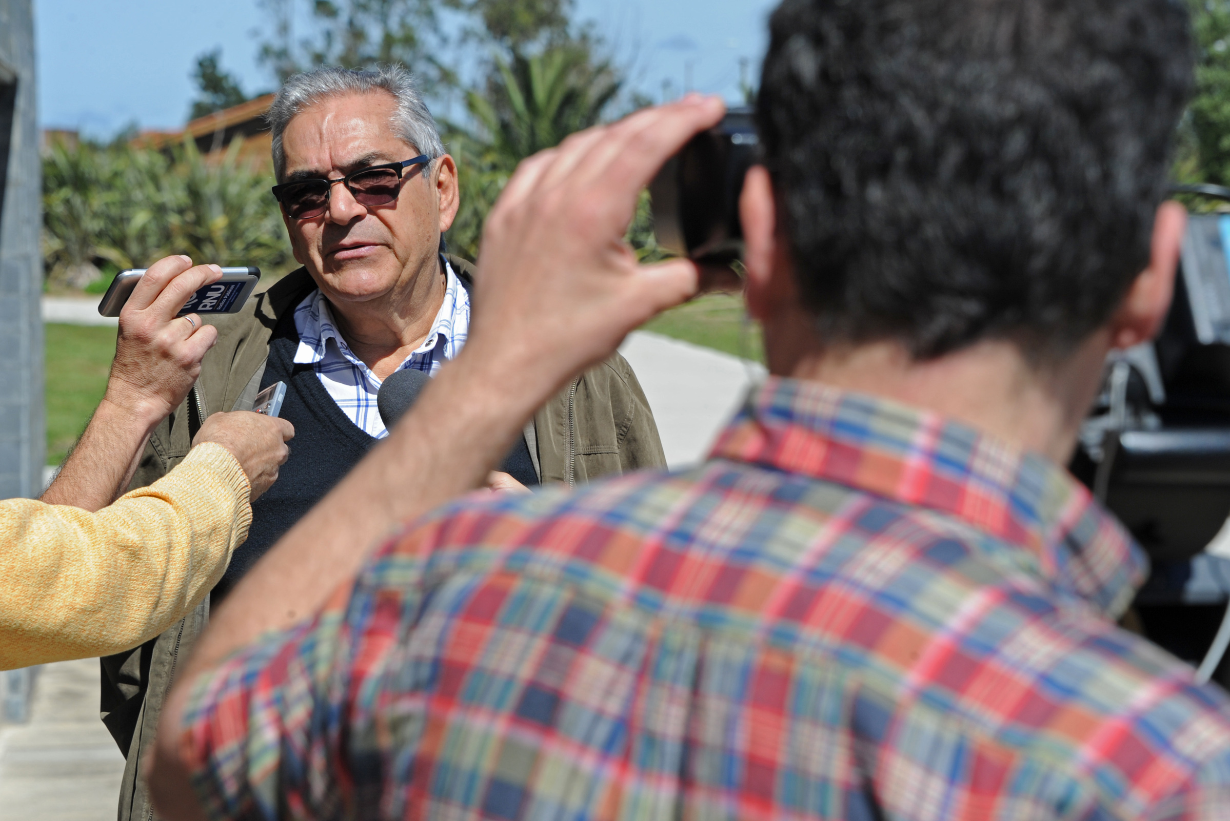 Enzo Benech, realizando declaraciones a la prensa