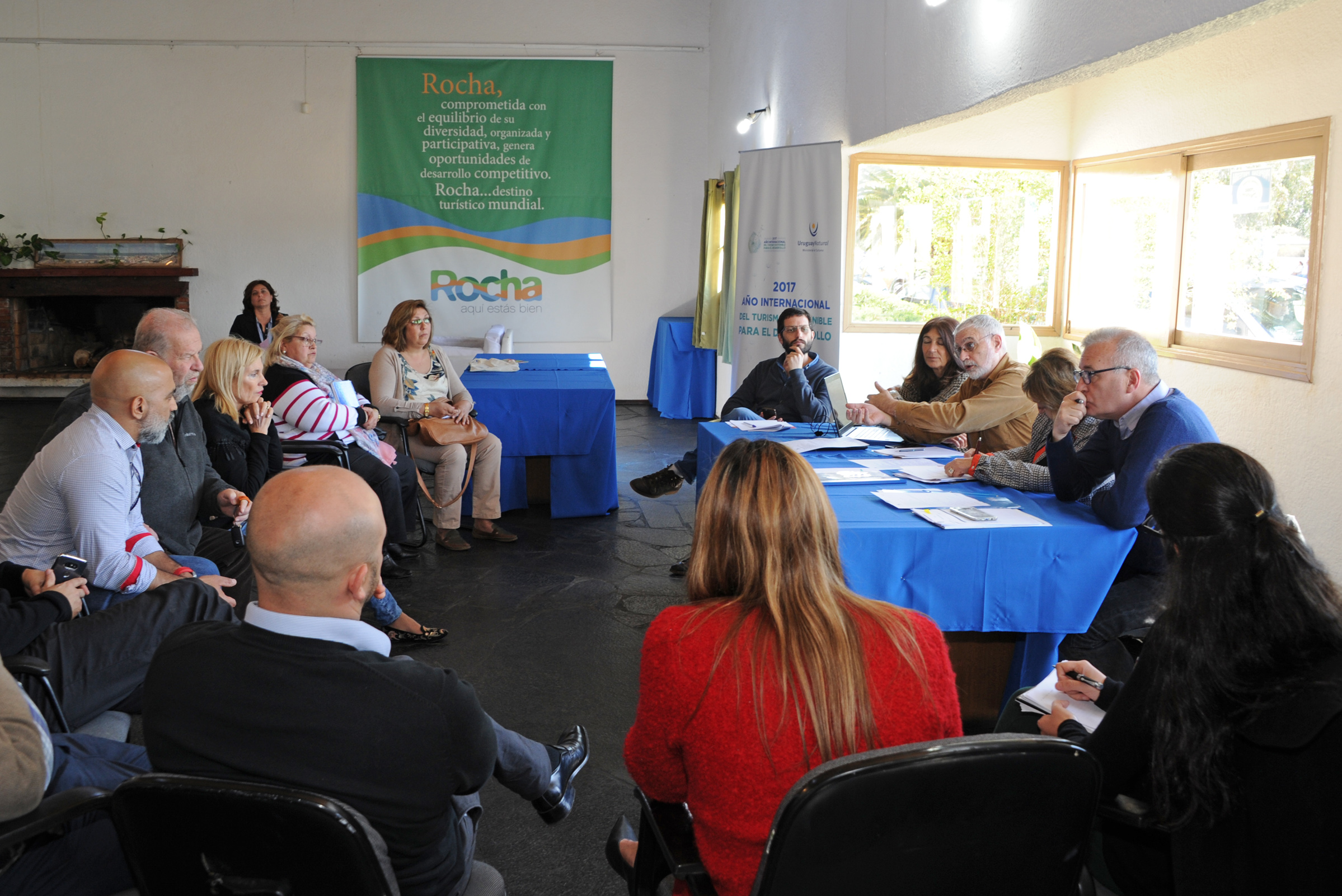 Ministra Liliam Kechichian con vecinos de Rocha