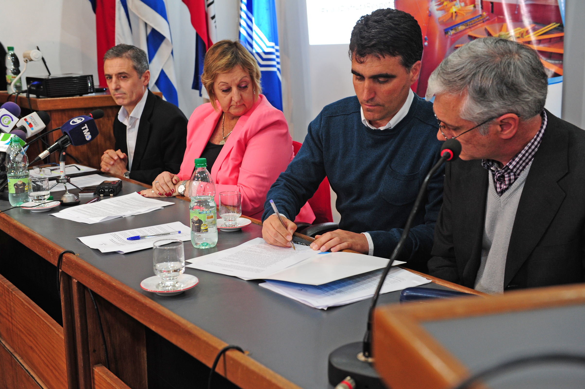 Autoridades durante la firma