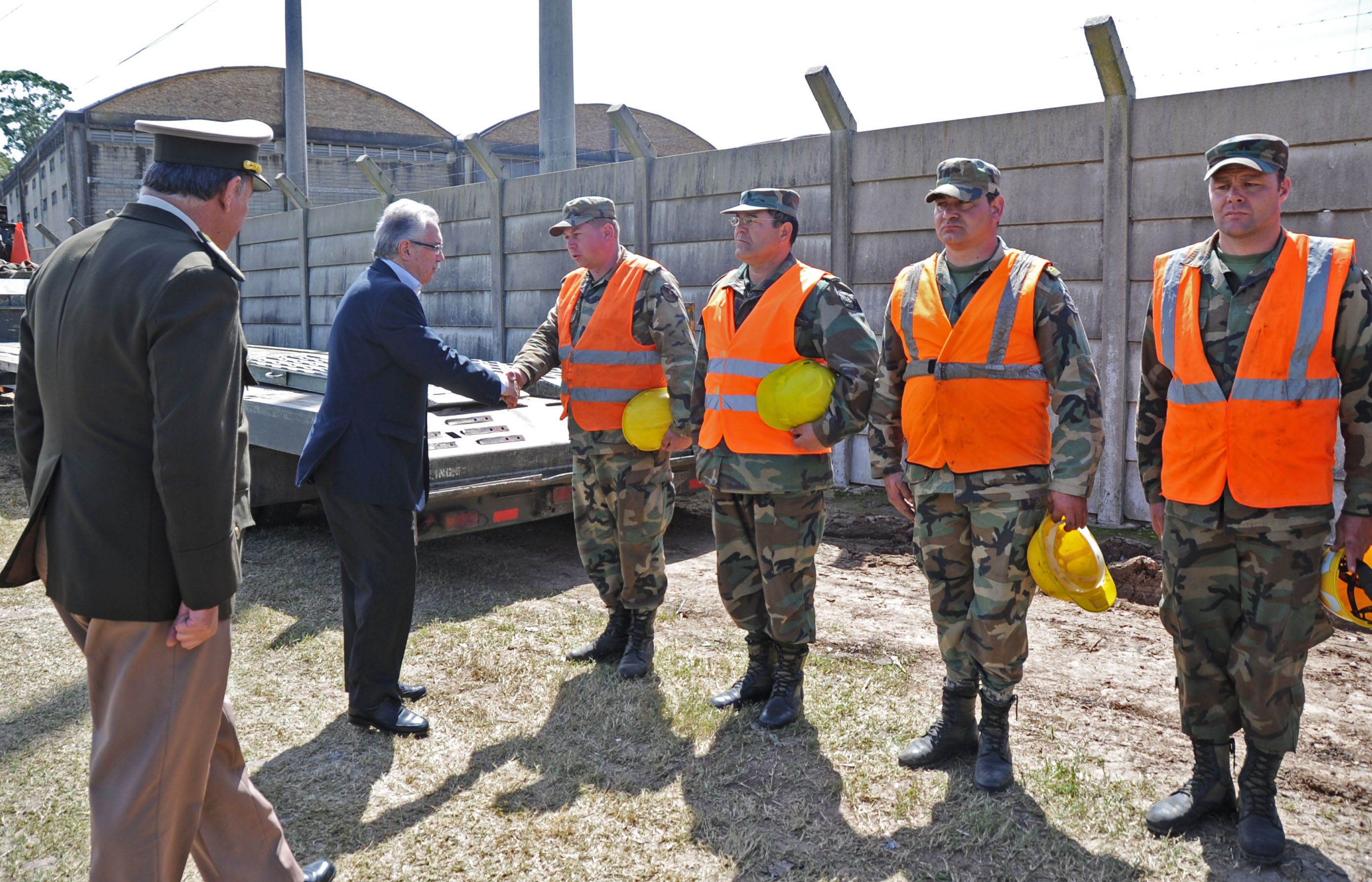 Ministro de Defensa, Jorge Menéndez, saluda a efectivos del Ejército Nacional