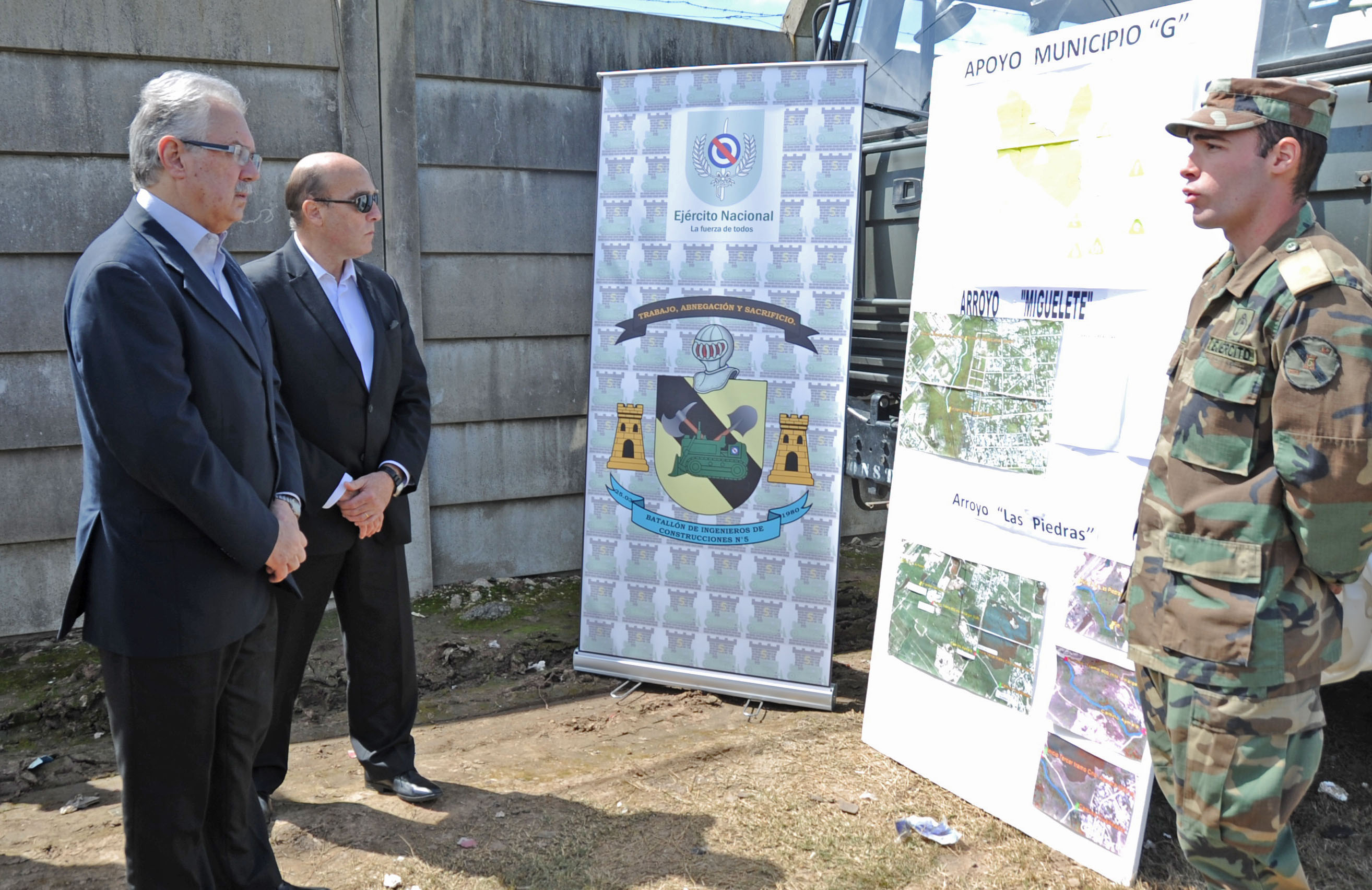 Ministro de Defensa, Jorge Menéndez, e intendente de Montevideo, Daniel Martínez, en obras de desmalezamiento del arroyo Miguelete