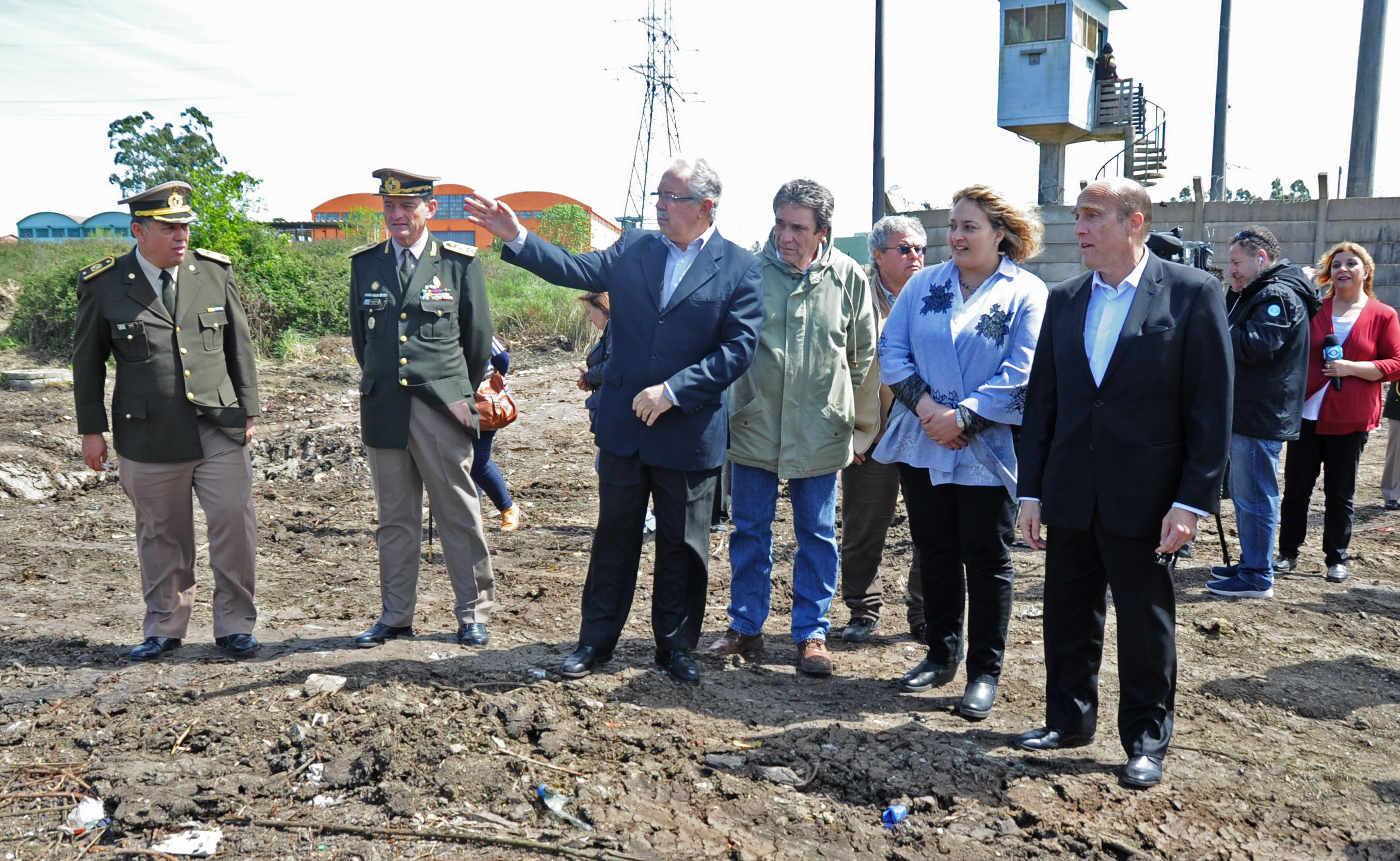 Ministro de Defensa, Jorge Menéndez, e intendente de Montevideo, Daniel Martínez, en obras de desmalezamiento del arroyo Miguelete
