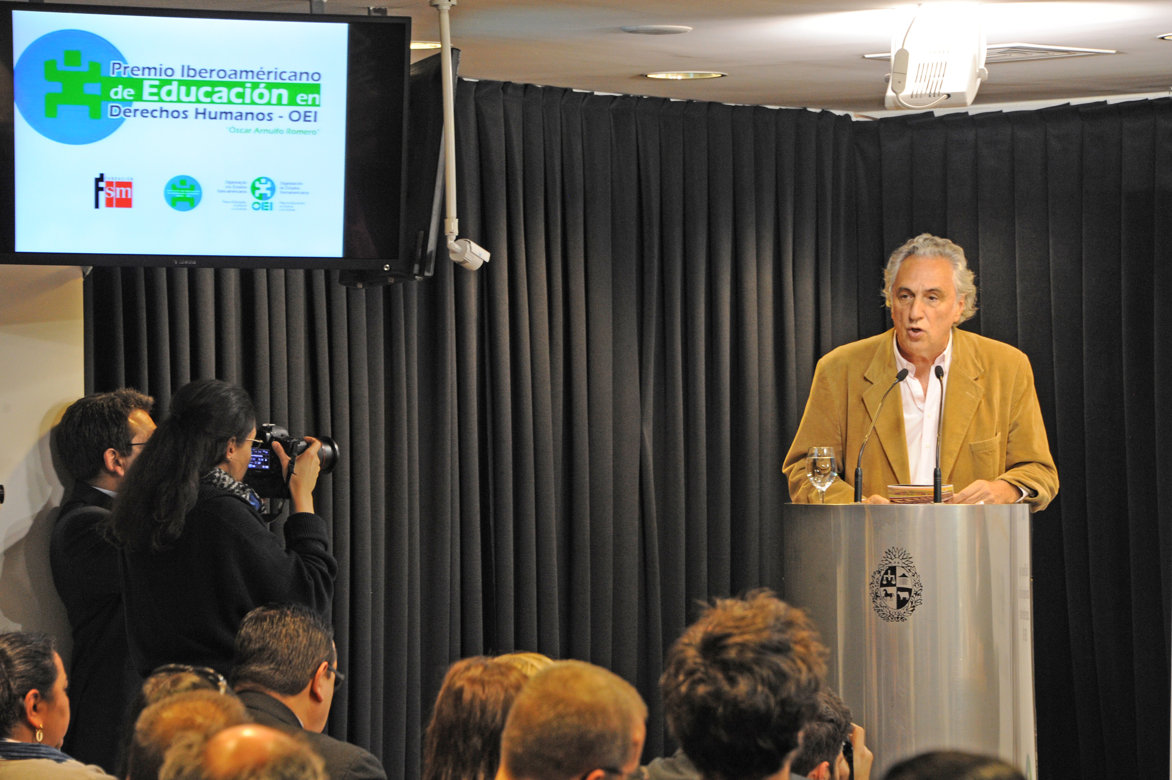 Conferencia de entrega de Premio Óscar Arnulfo Romero