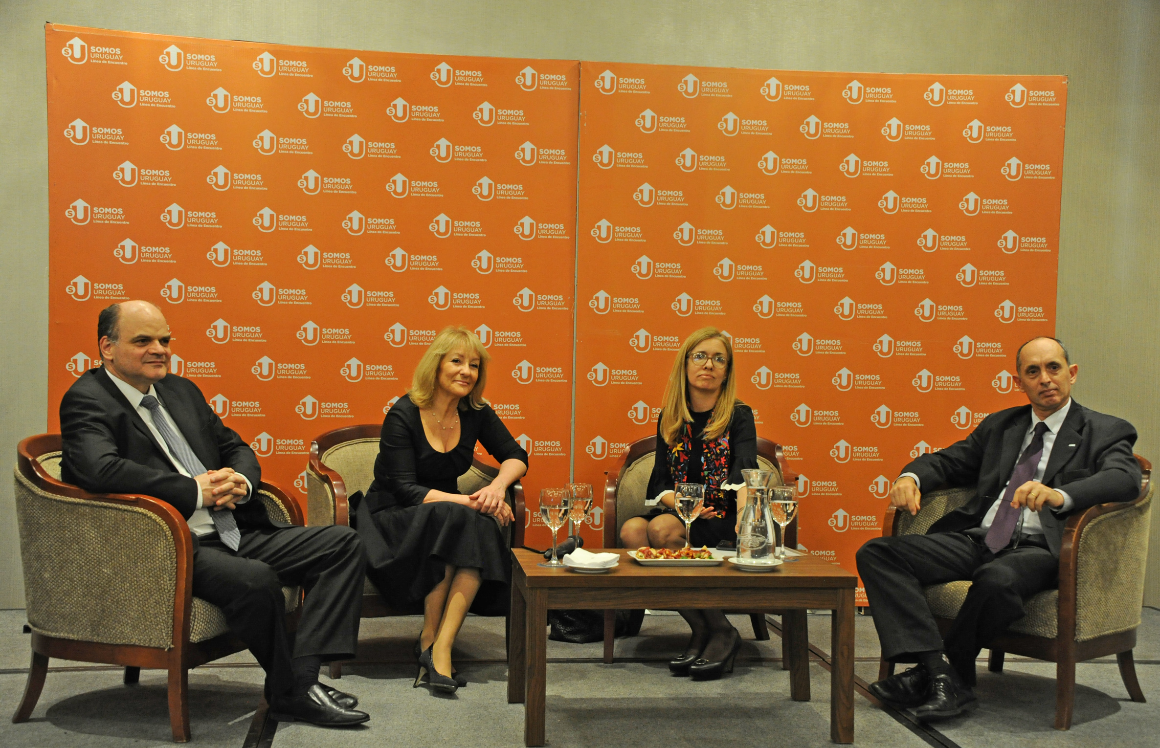 Presidente de Antel, Andrés Tolosa, ministra de Industria, Carolina Cosse, presidenta de Ancap, Marta Jara, y presidente de UTE, Gonzalo Casaravilla