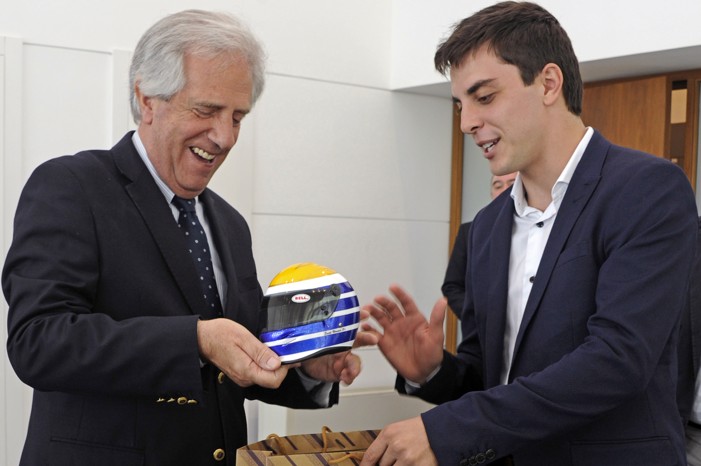 Presidente Vázquez recibe un obsequio por parte de Santiago Urrutia