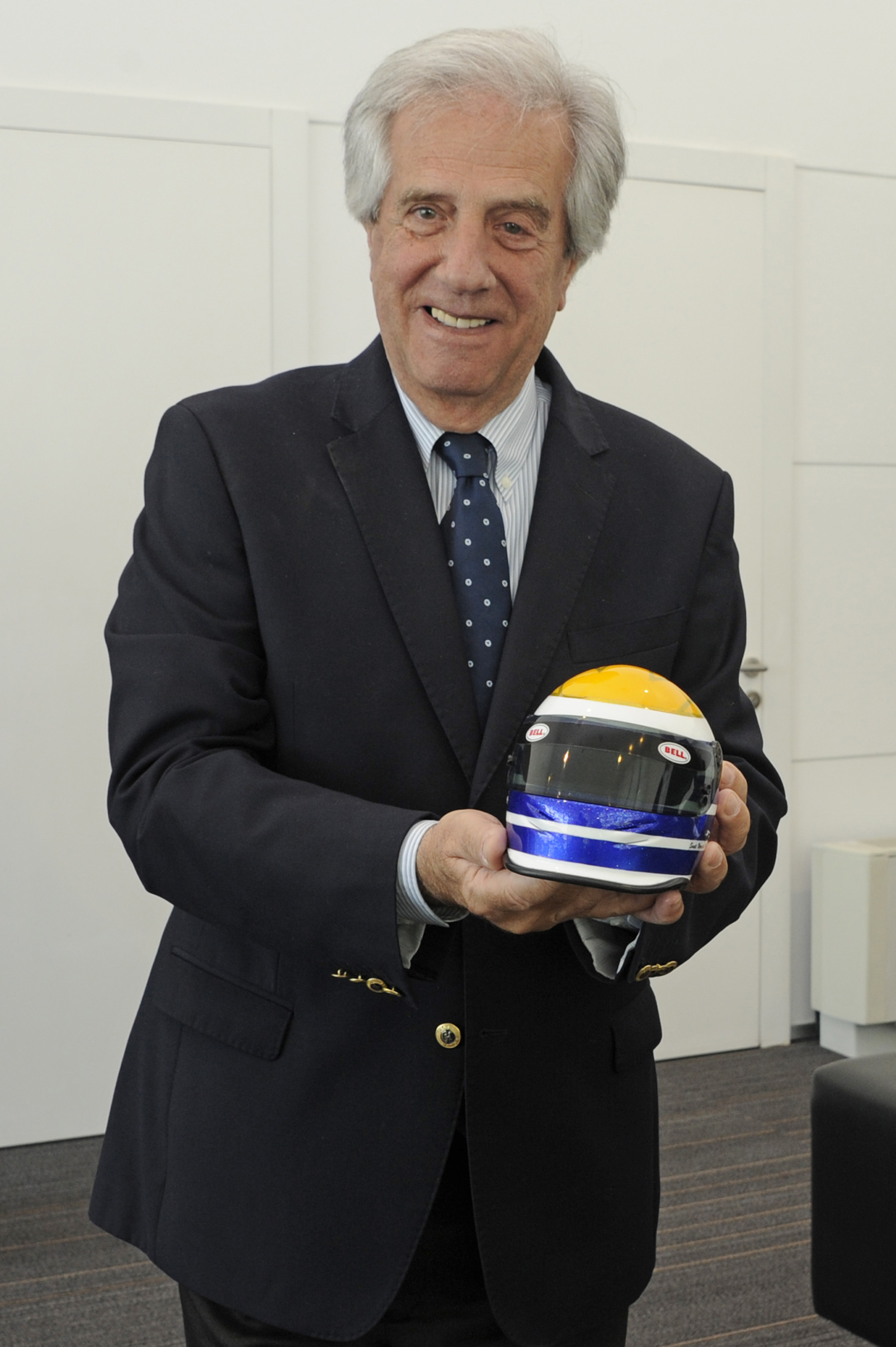 Presidente Tabaré Vázquez muestra el obsequio recibido de Santiago Urrutia