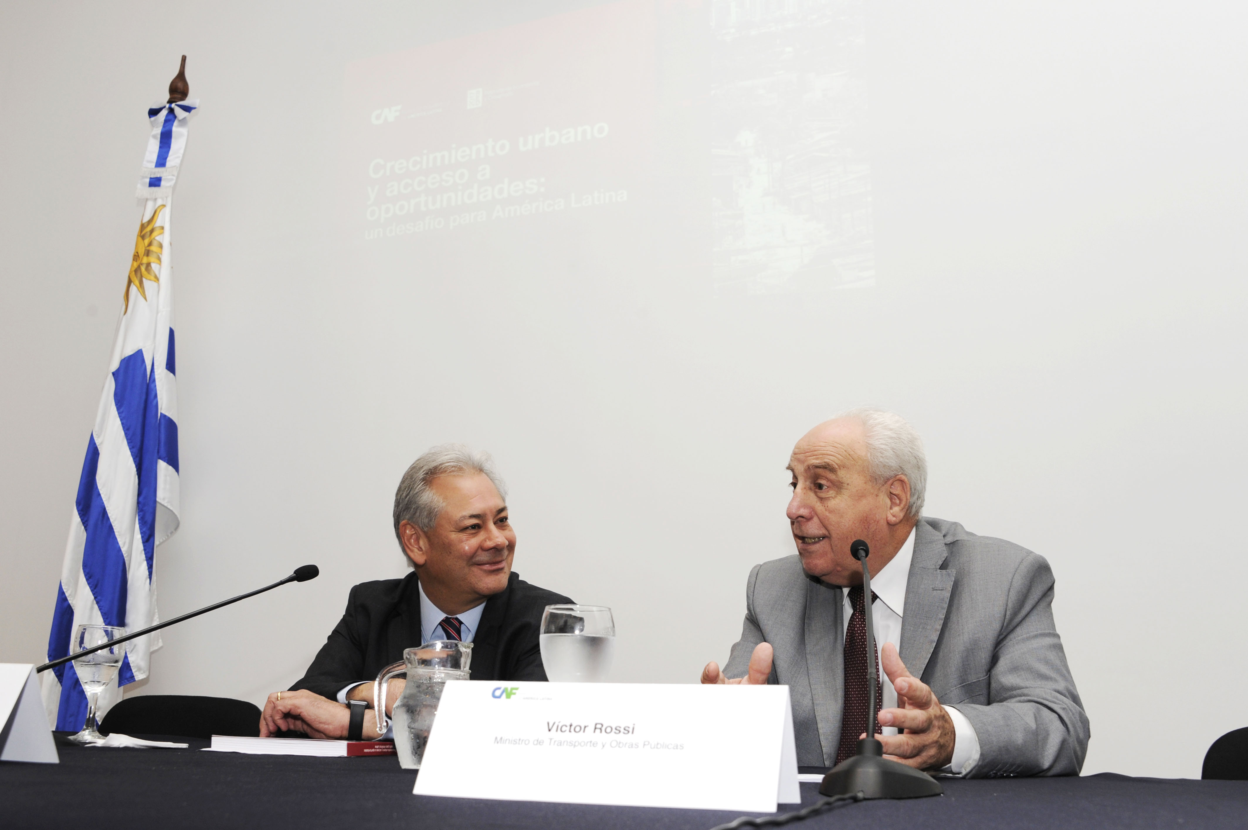 Director representante de CAF en Uruguay, Germán Ríos, junto al ministro de Transporte, Víctor Rossi