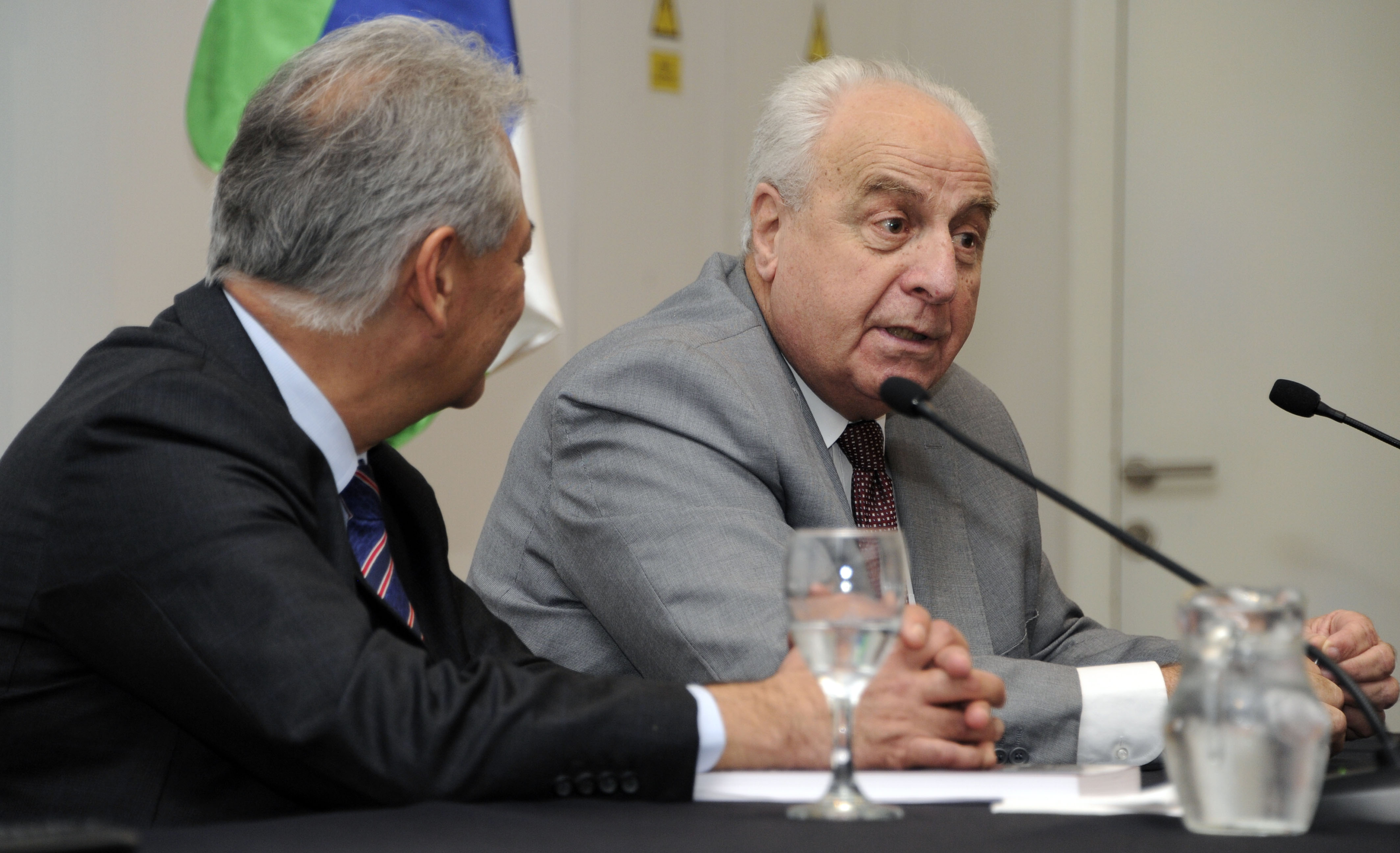 Director representante de CAF en Uruguay, Germán Ríos, junto al ministro de Transporte, Víctor Rossi