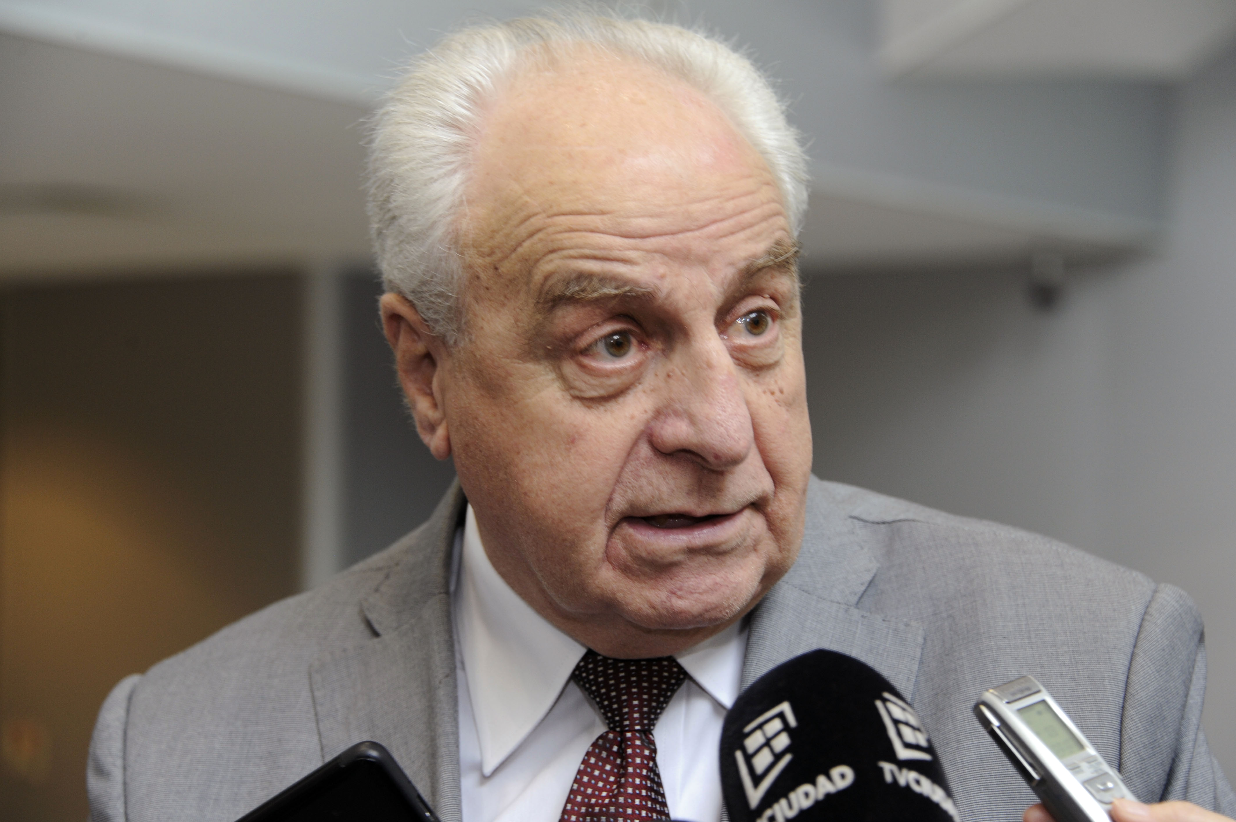 Ministro de Transporte, Víctor Rossi, dialoga con la prensa