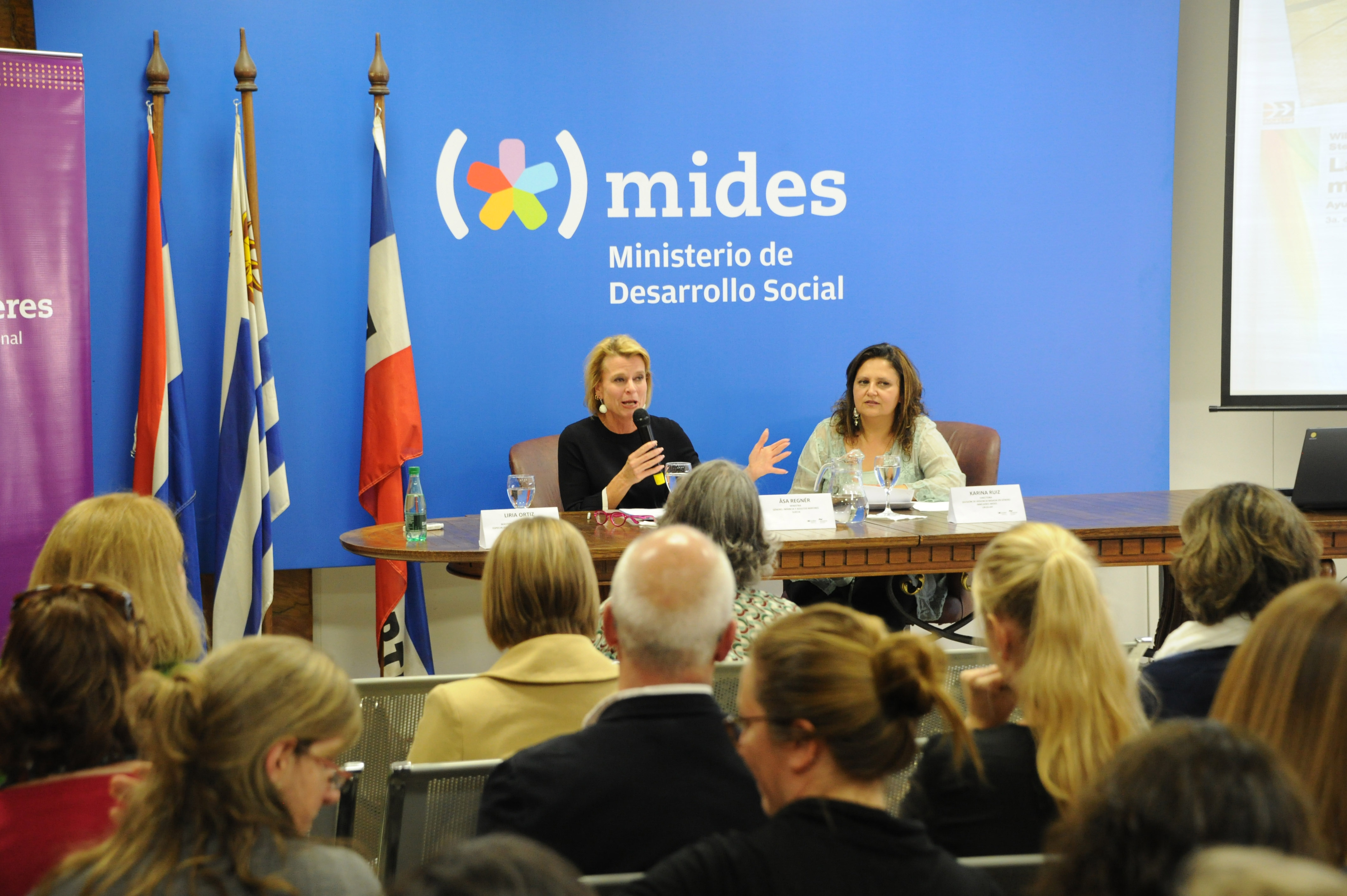 Ministra de Infancia, Tercera Edad e Igualdad Género de Suecia, Asa Regnér, junto a la directora de Violencia de Género del Mides, Karina Ruiz