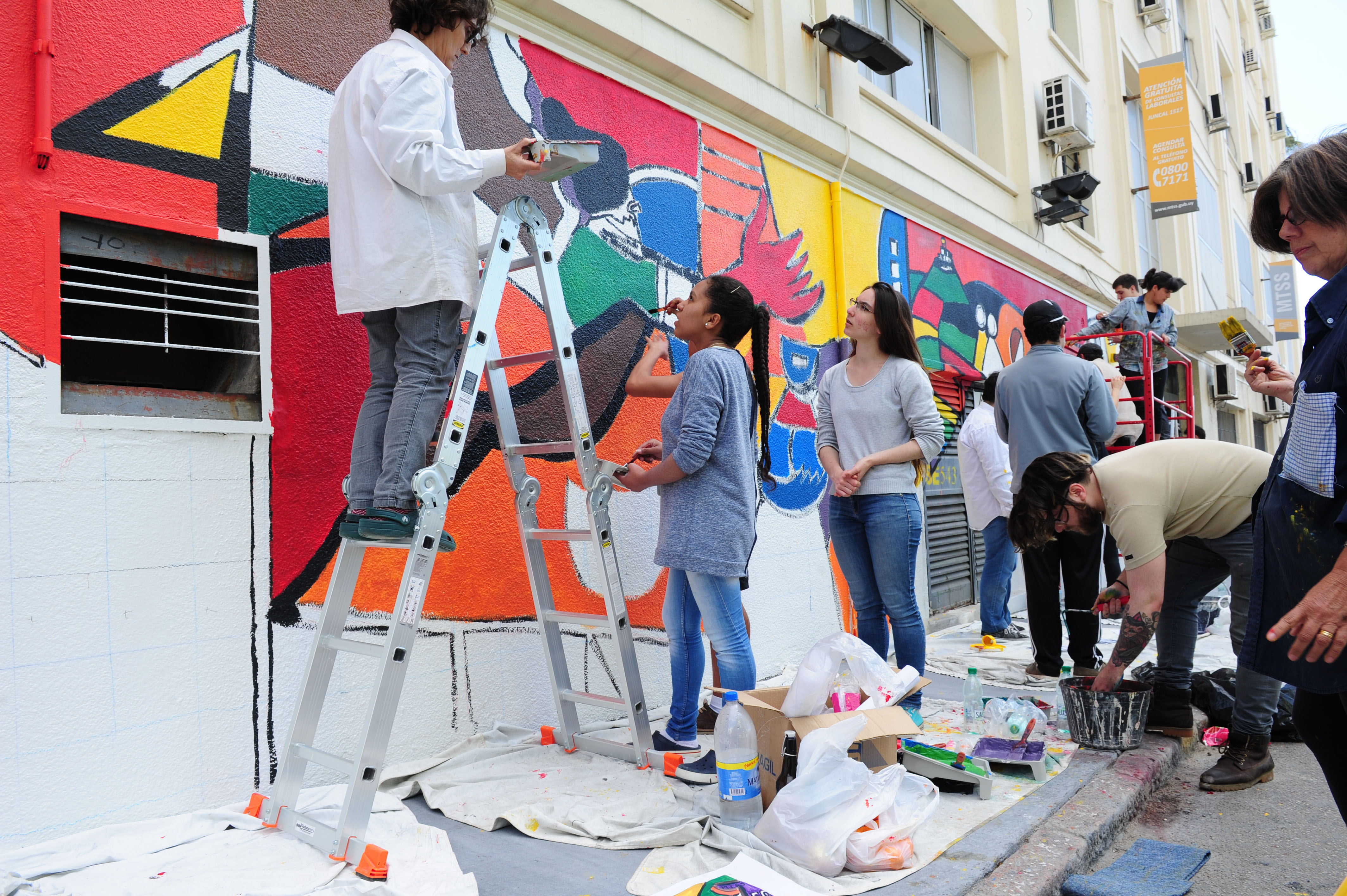 Pintado de mural en la fachada del Ministerio de Trabajo y Seguridad Social