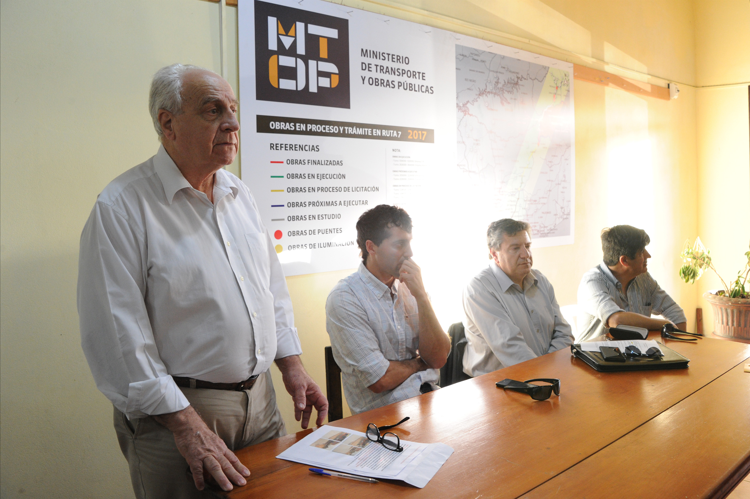 Ministro Víctor Rossi en reunión con vecinos