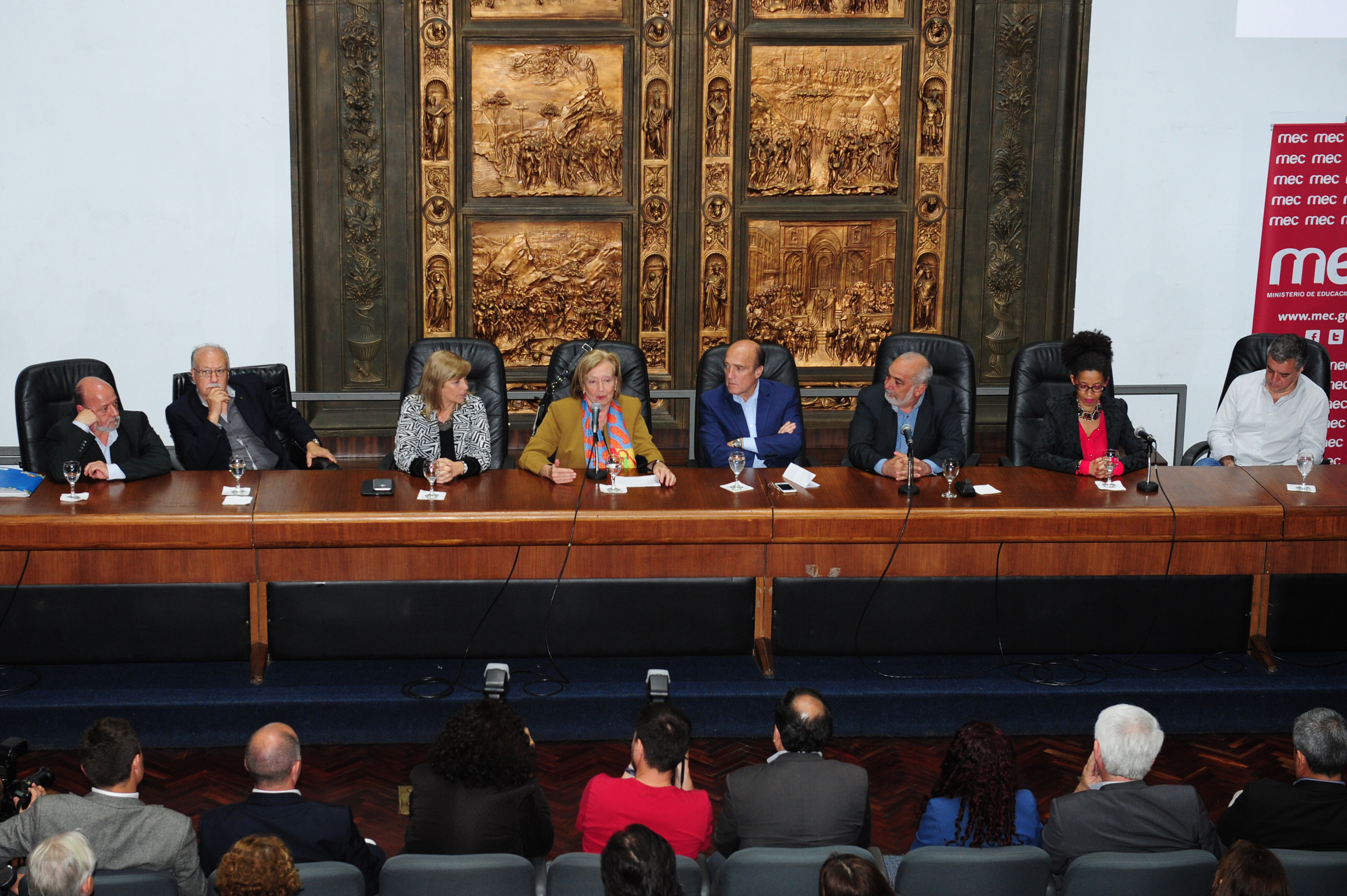 Ministra de Educación y Cultura, María Julia Muñoz, haciendo uso de la palabra