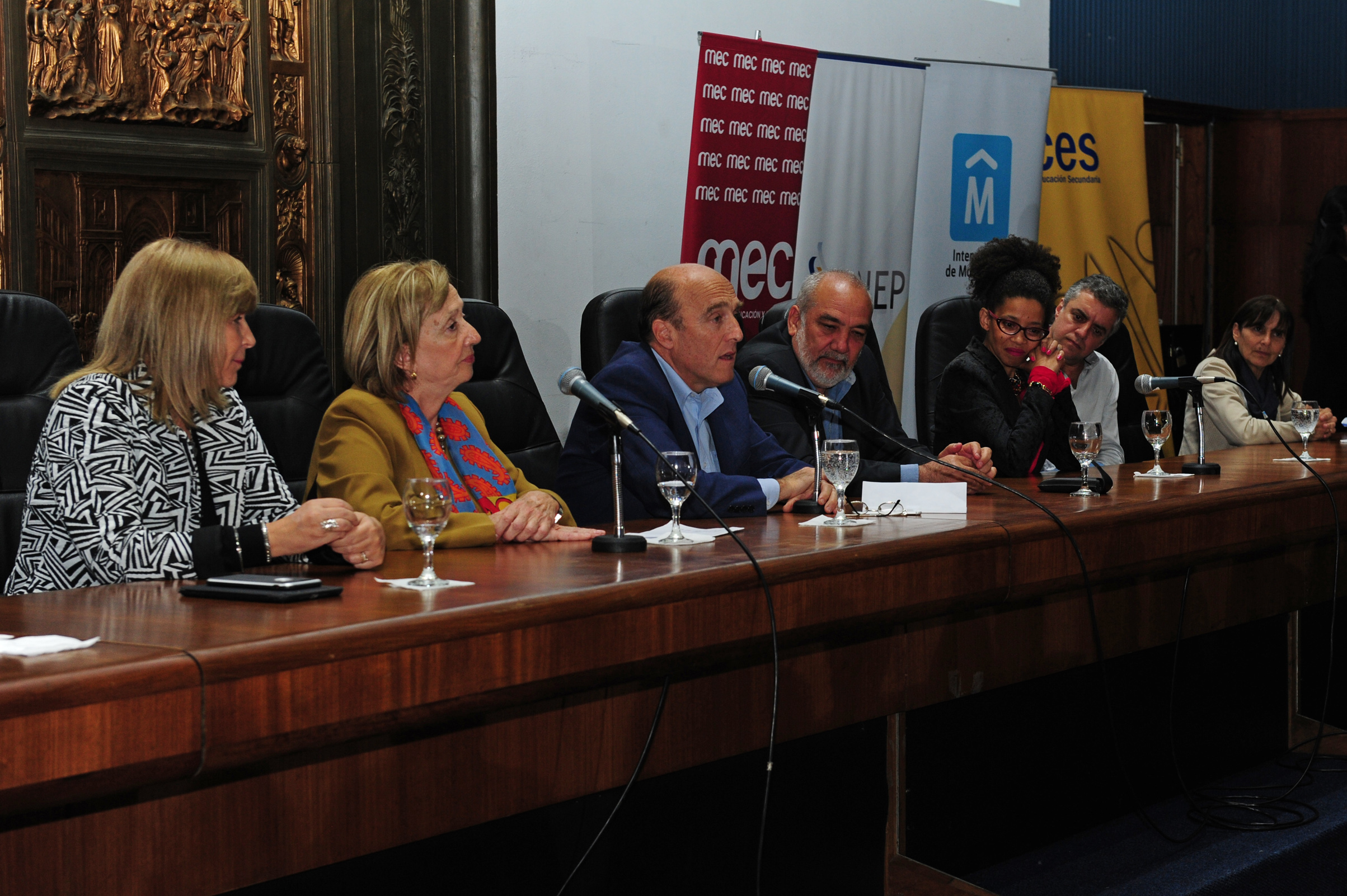Intendente de Montevideo, Daniel Martínez, dirigiéndose a los presentes