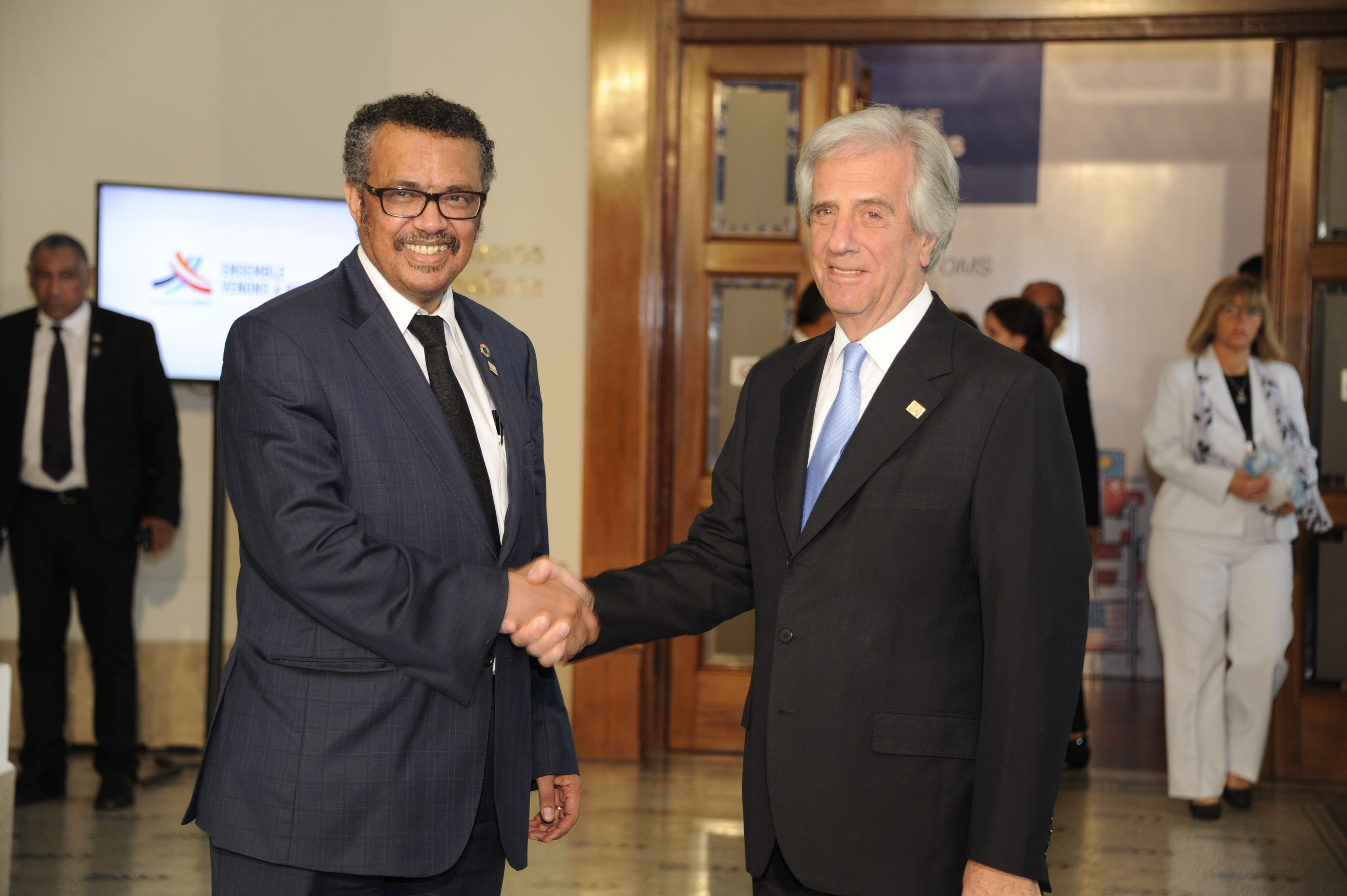Tabaré Vázquez y Tedros Adhanom Ghebreyesus se saludan