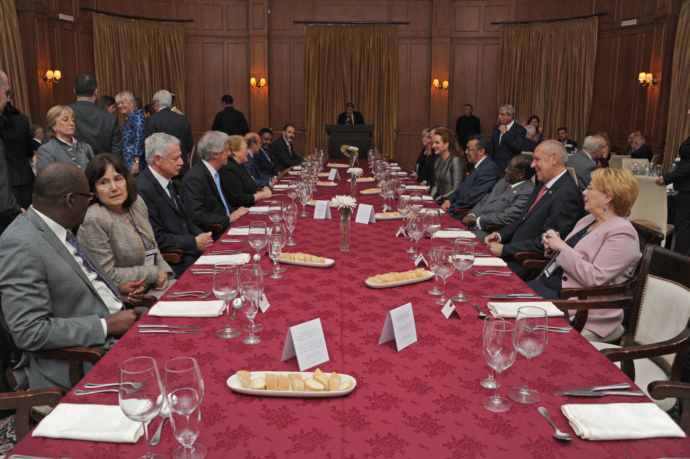 Presidente Vázquez encabezó cena de honor