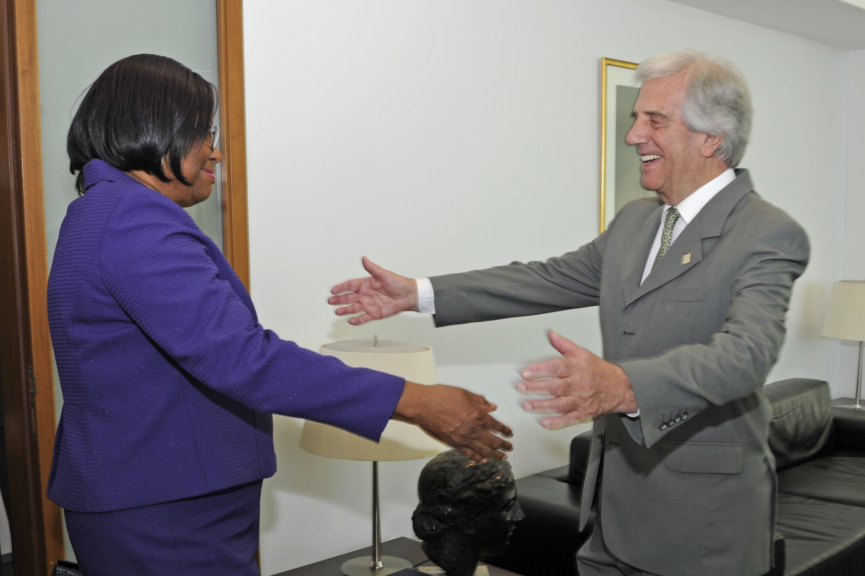 Vázquez recibe a la directora de la Organización Panamericana de la Salud, Carissa Etienne